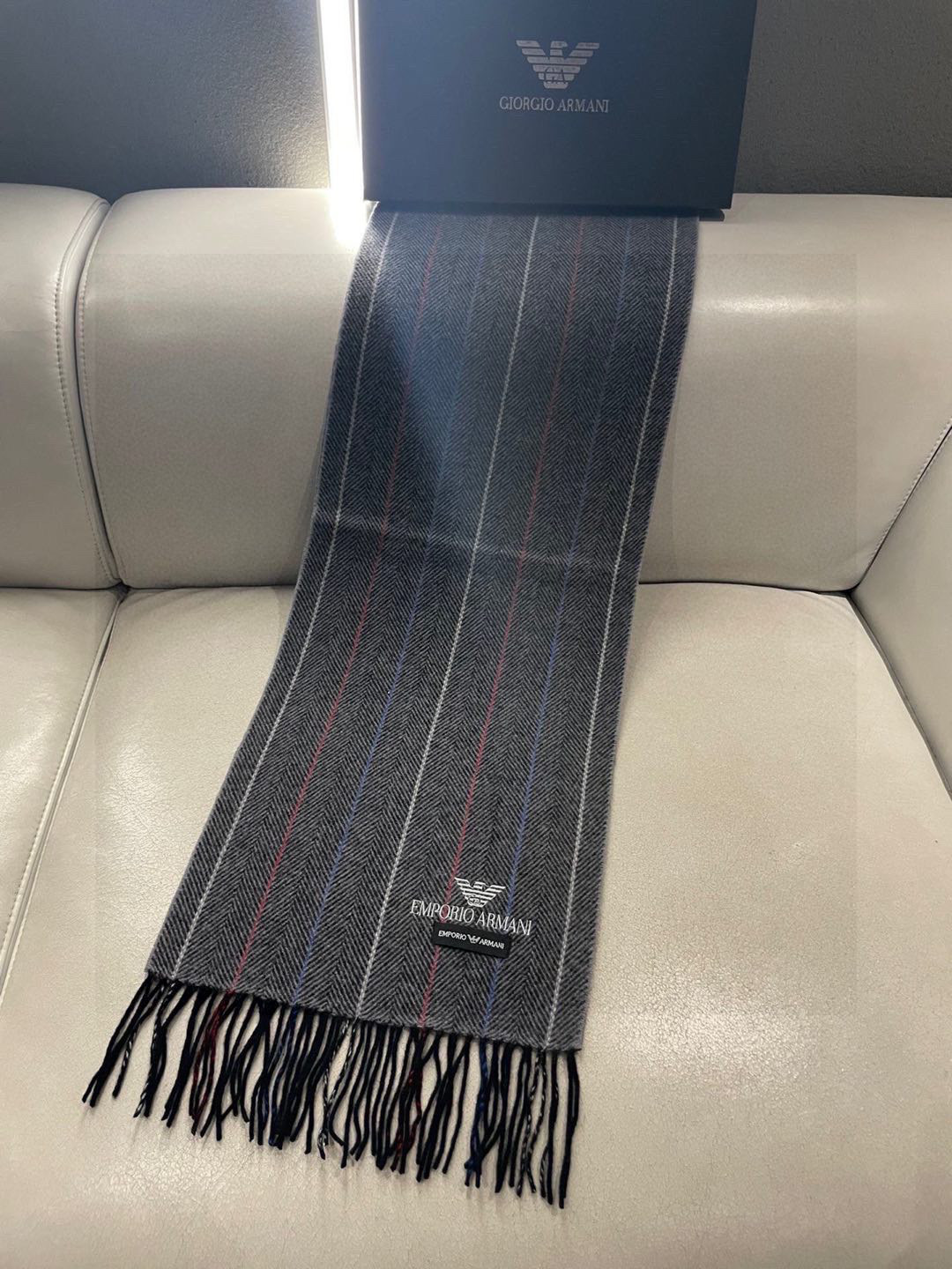 。阿玛尼海外专柜条纹拼色最新男士羊羔毛围巾～惊爆上架🎉国内专柜都没上架，从款式到面料都很赞🎻，经典的条纹