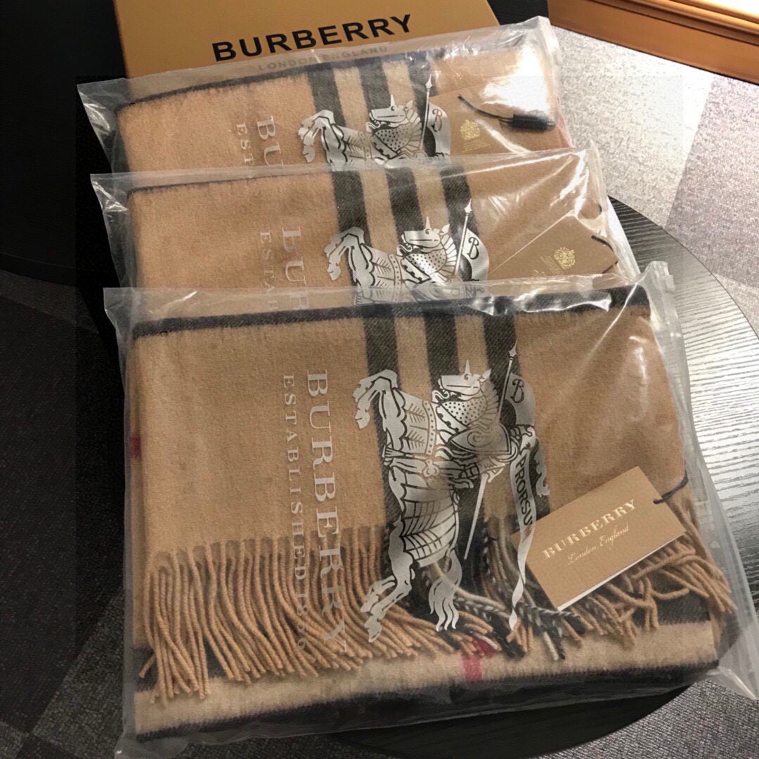 巴宝莉官网同步女士披肩新品✨羊绒经典格纹👐围巾♨️高尖端产物⚠️，经典logo刺绣，时尚大牌的顶尖设计款