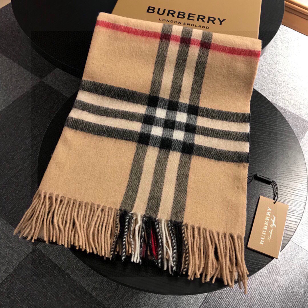 巴宝莉官网同步女士披肩新品✨羊绒经典格纹👐围巾♨️高尖端产物⚠️，经典logo刺绣，时尚大牌的顶尖设计款