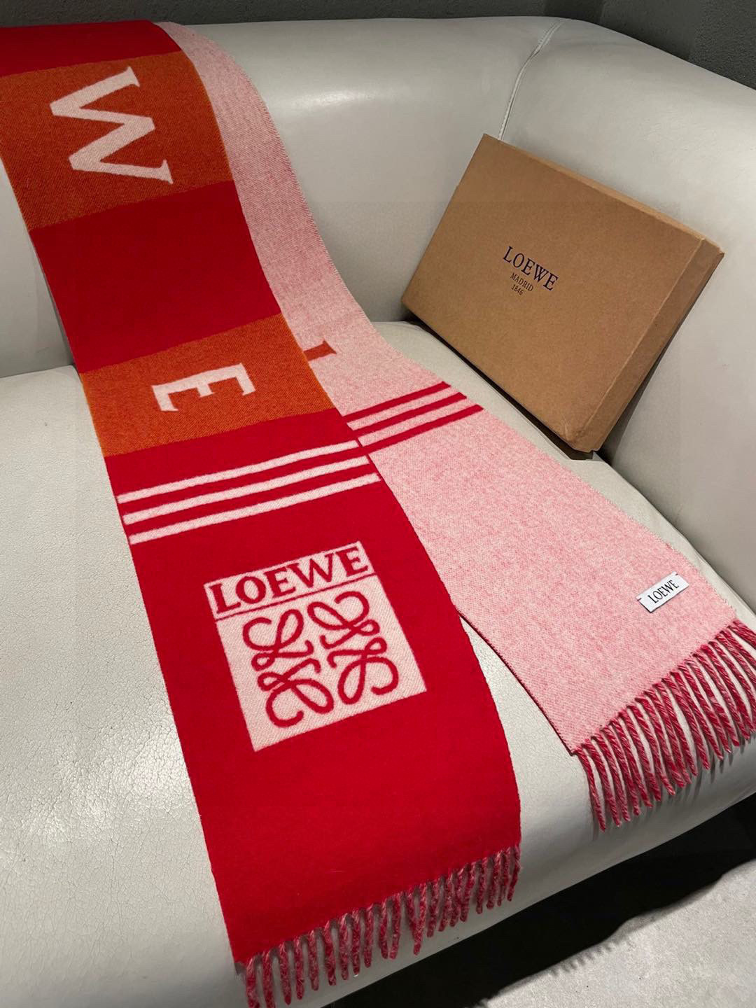 罗意威LOEWE原单尾货!重磅推荐‼️2024新款提花围巾 男女同款❗️✨✨低调的奢侈感❗️极品柔美精英