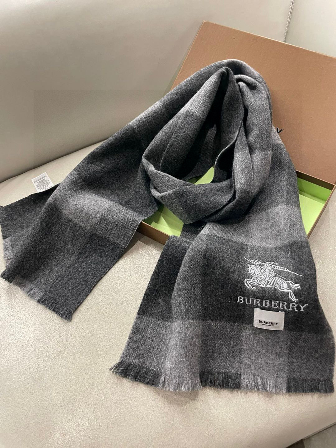 巴宝莉Bur新款羊绒男士格子好看的要疯掉了，太有型太有魅力了！！！非常斯文时尚的秋冬单品！真的很喜欢，非