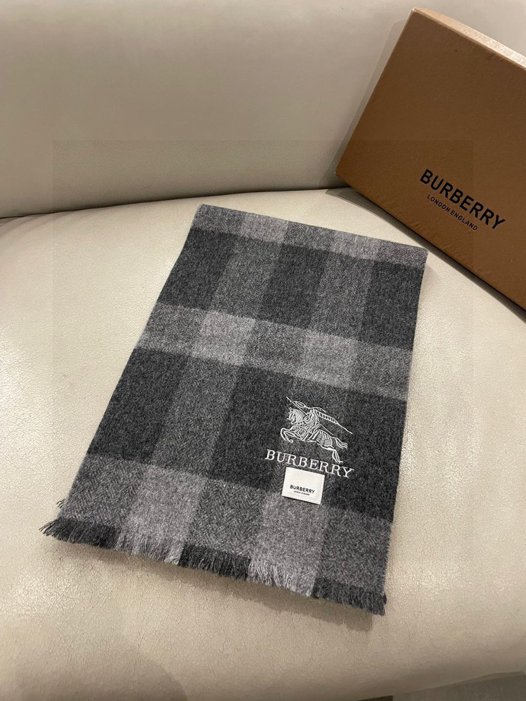 巴宝莉Bur新款羊绒男士格子好看的要疯掉了，太有型太有魅力了！！！非常斯文时尚的秋冬单品！真的很喜欢，非