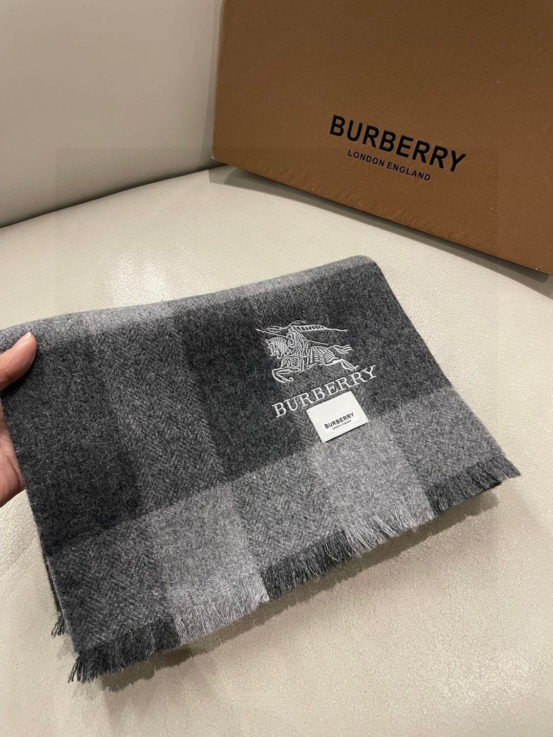 巴宝莉Bur新款羊绒男士格子好看的要疯掉了，太有型太有魅力了！！！非常斯文时尚的秋冬单品！真的很喜欢，非