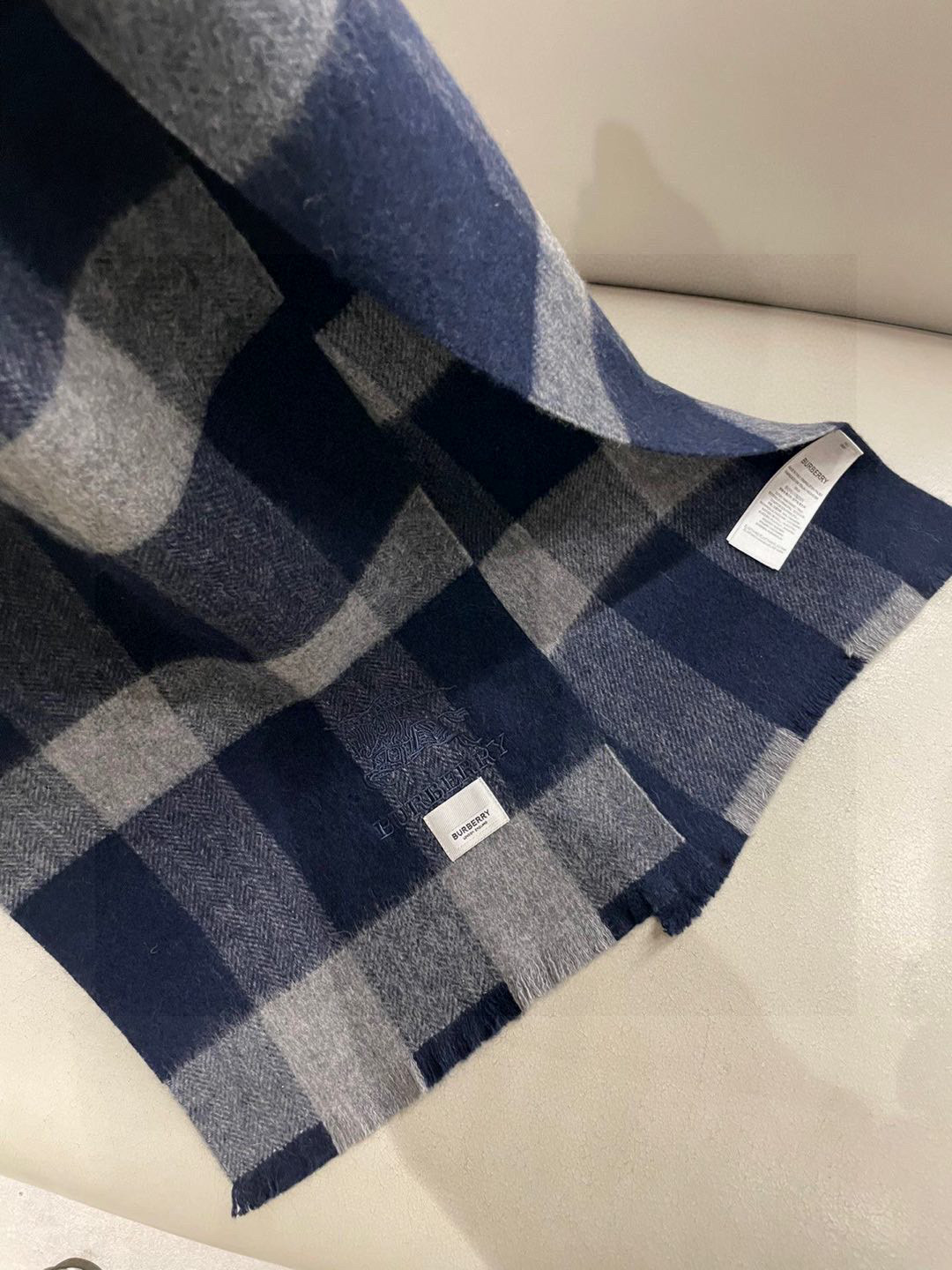巴宝莉Bur新款羊绒男士格子好看的要疯掉了，太有型太有魅力了！！！非常斯文时尚的秋冬单品！真的很喜欢，非