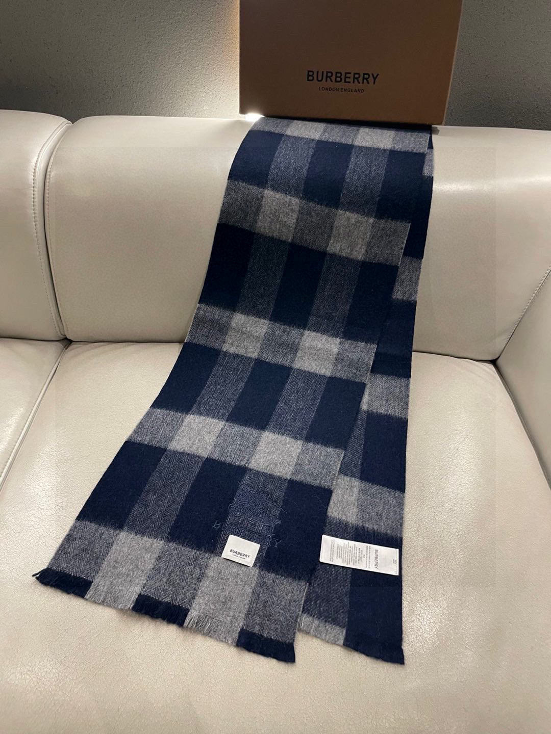 巴宝莉Bur新款羊绒男士格子好看的要疯掉了，太有型太有魅力了！！！非常斯文时尚的秋冬单品！真的很喜欢，非