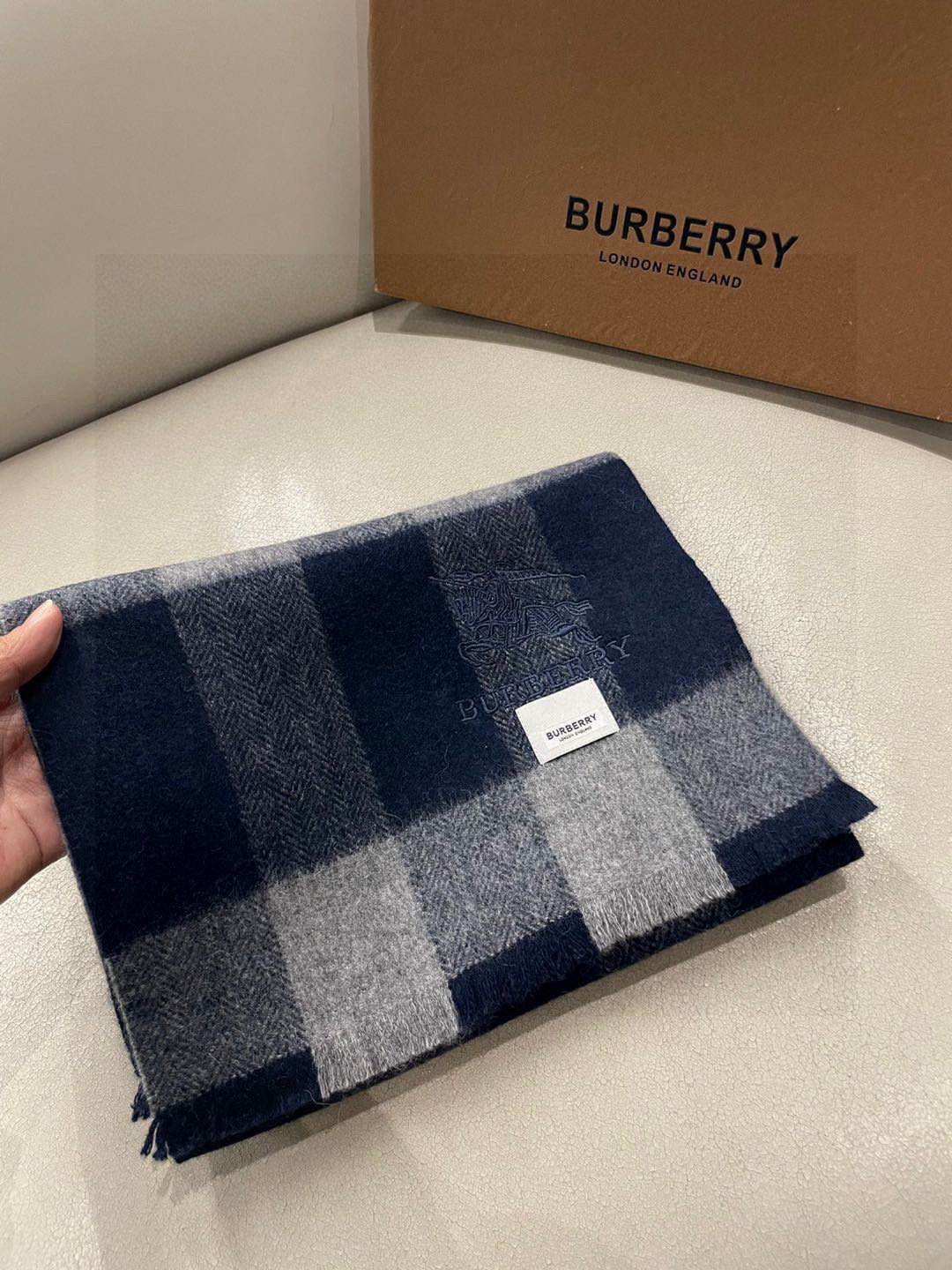 巴宝莉Bur新款羊绒男士格子好看的要疯掉了，太有型太有魅力了！！！非常斯文时尚的秋冬单品！真的很喜欢，非