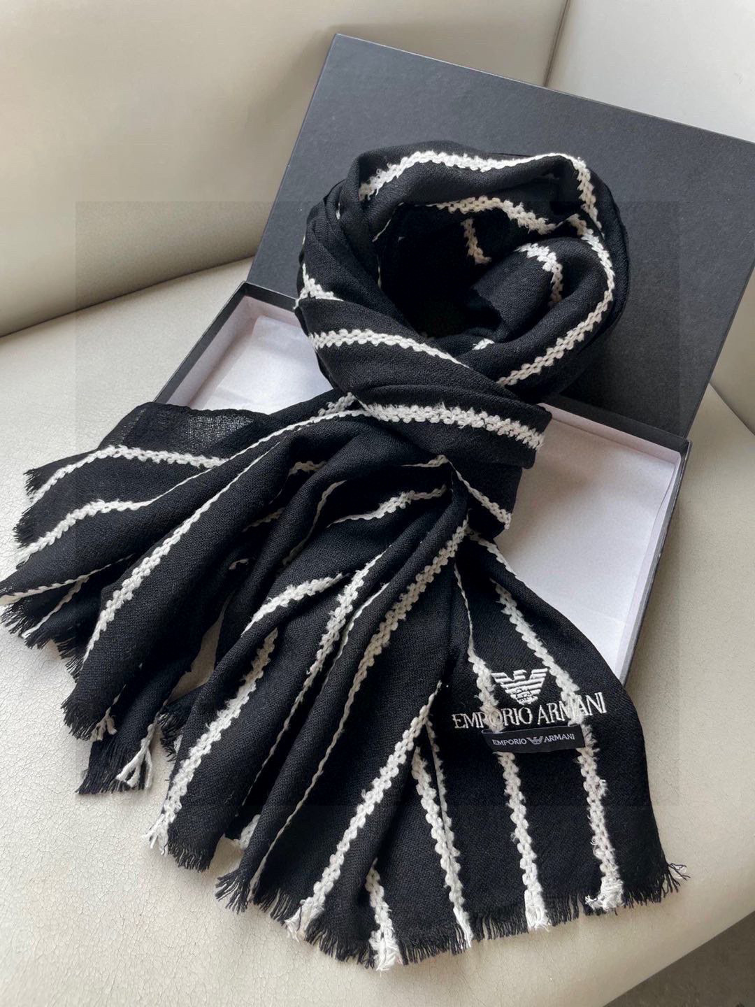 阿玛尼(Arman)披肩且买且珍惜~~男款真的很少,一年也就出几款,都是出口订单所以比较难遇。男人的东西