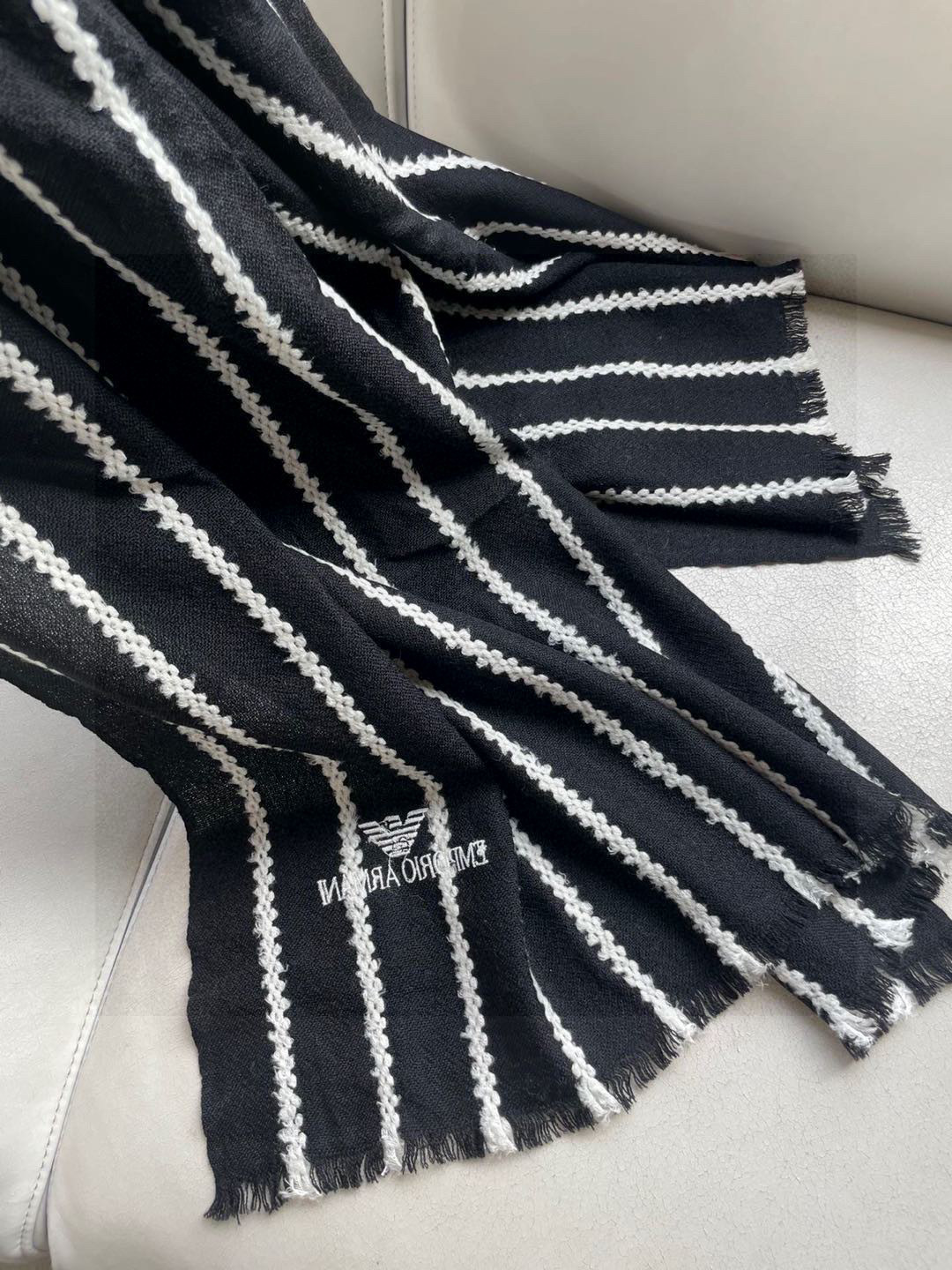 阿玛尼(Arman)披肩且买且珍惜~~男款真的很少,一年也就出几款,都是出口订单所以比较难遇。男人的东西