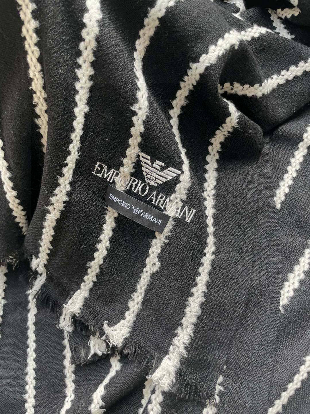 阿玛尼(Arman)披肩且买且珍惜~~男款真的很少,一年也就出几款,都是出口订单所以比较难遇。男人的东西