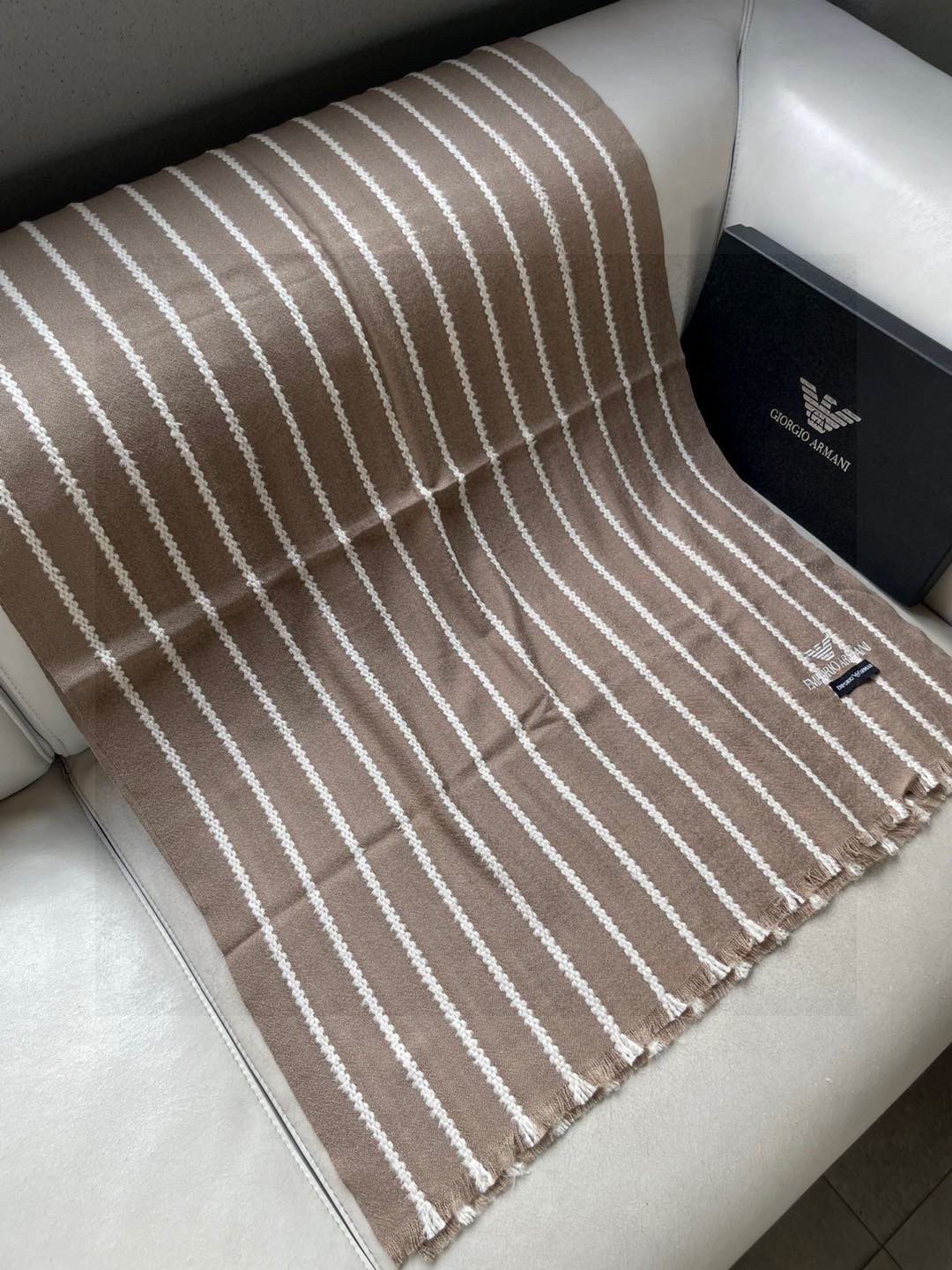 阿玛尼(Arman)披肩且买且珍惜~~男款真的很少,一年也就出几款,都是出口订单所以比较难遇。男人的东西