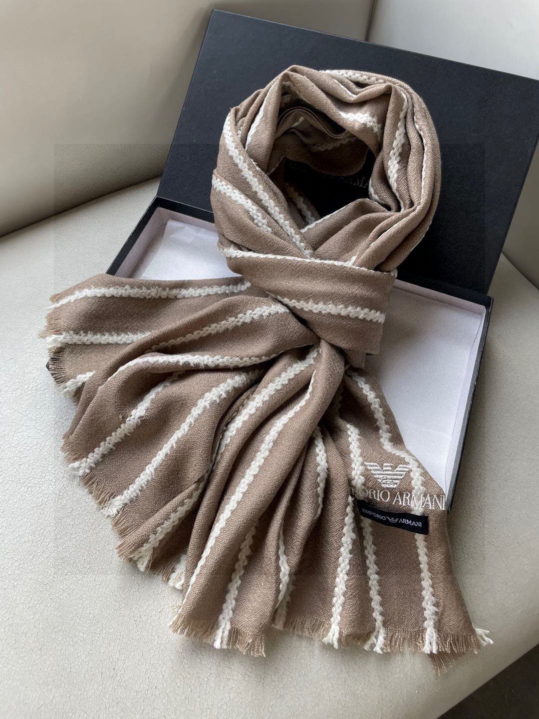 阿玛尼(Arman)披肩且买且珍惜~~男款真的很少,一年也就出几款,都是出口订单所以比较难遇。男人的东西