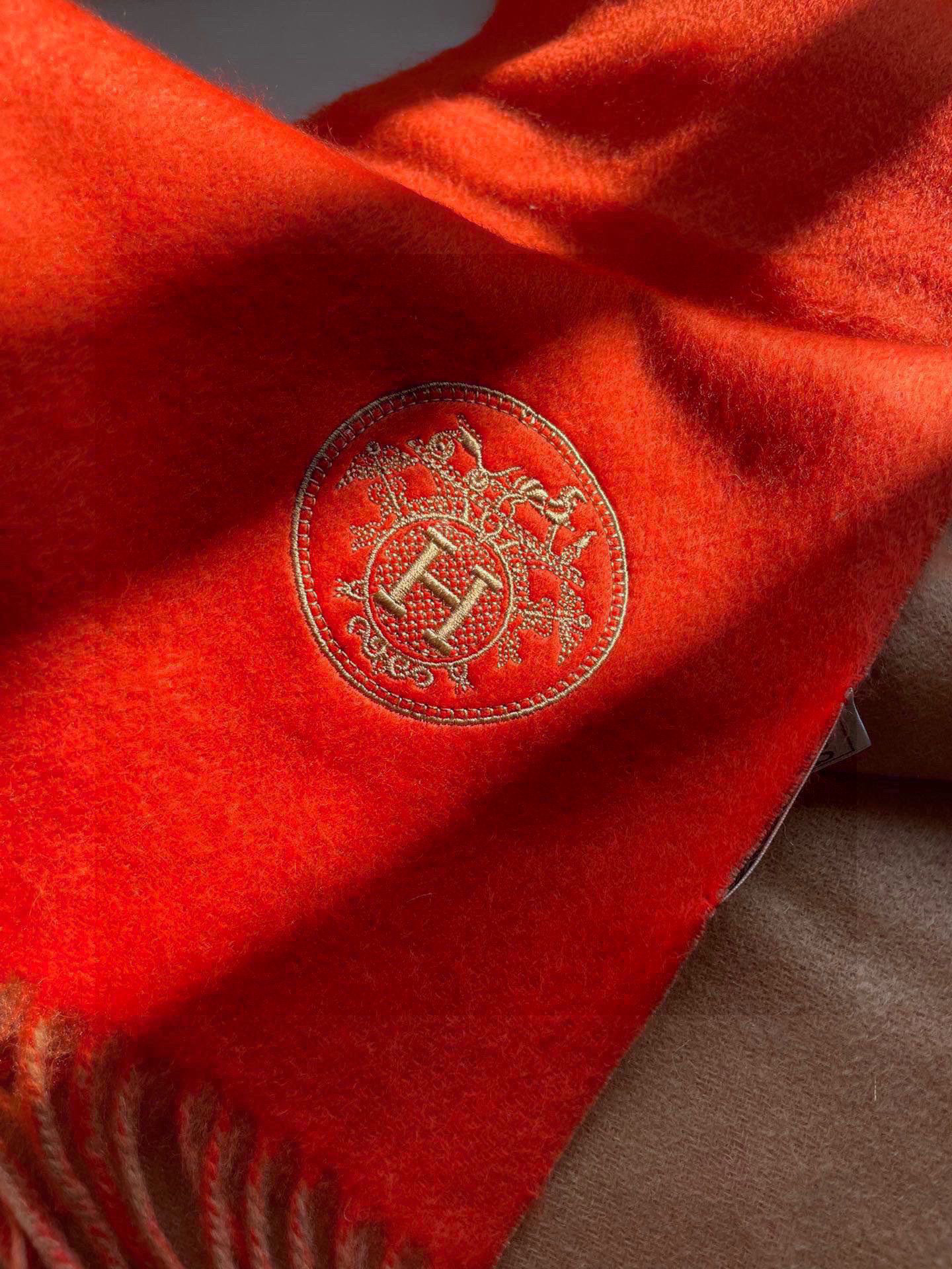 HERMFS【爱马仕】巴黎时装展双面羊绒围巾！采用蒙古高原细羊绒！手感满满地都是细腻的绒毛！这个价格绝对