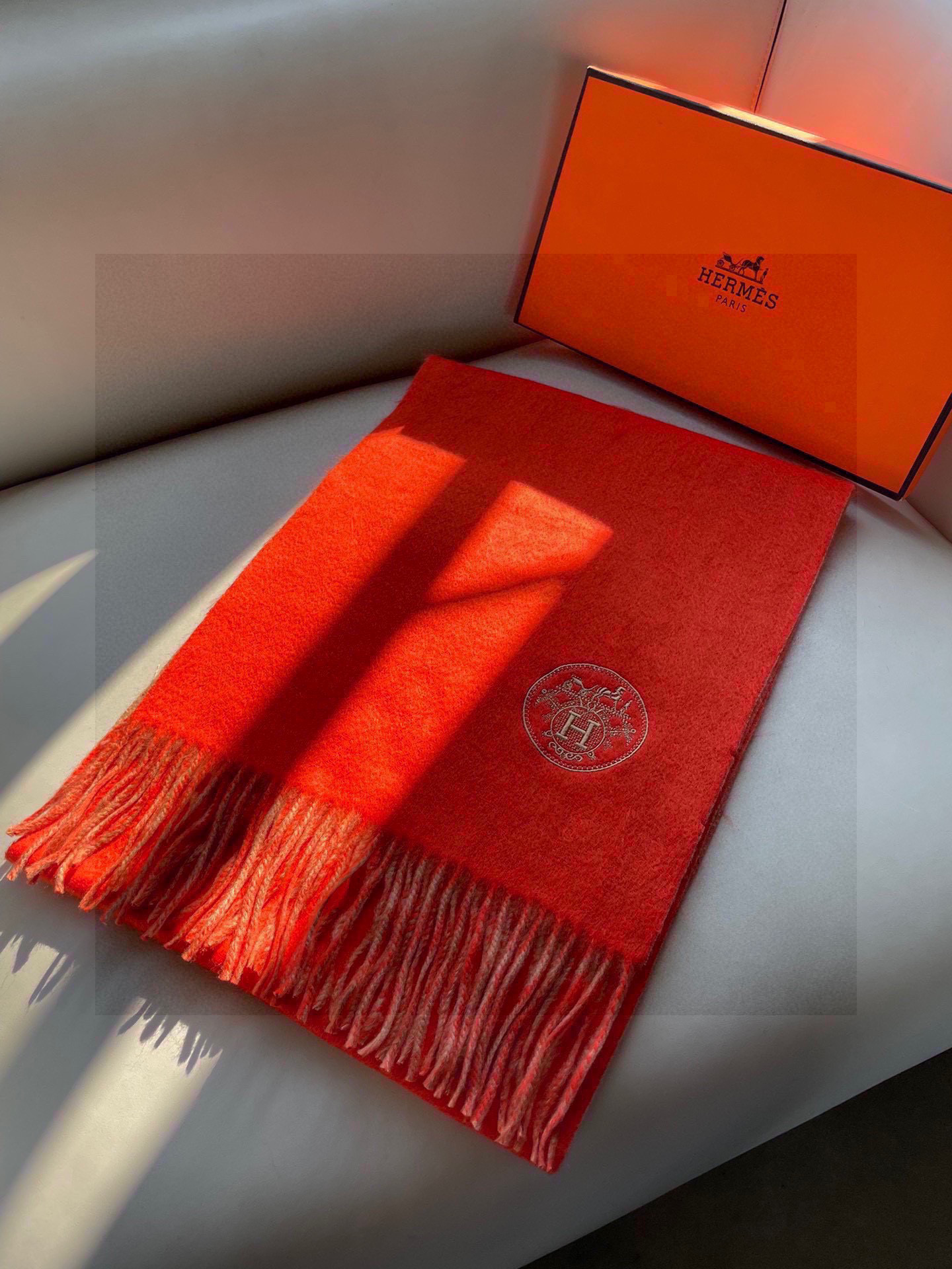 HERMFS【爱马仕】巴黎时装展双面羊绒围巾！采用蒙古高原细羊绒！手感满满地都是细腻的绒毛！这个价格绝对