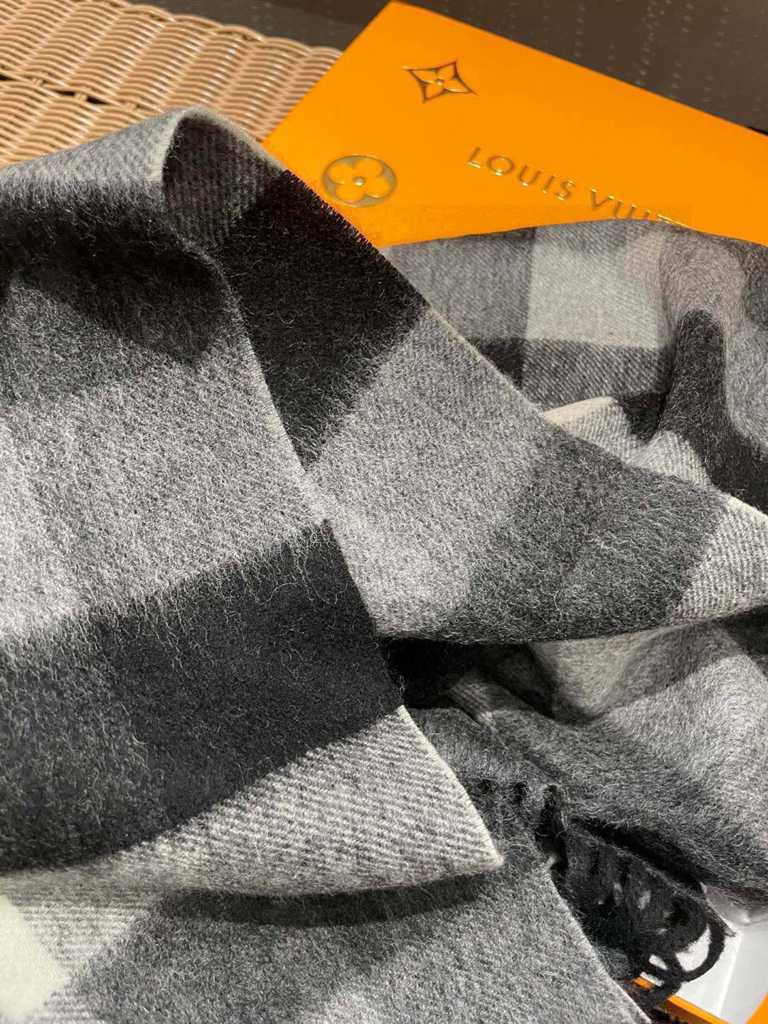 新款路易威登LV❗️羊绒方格子好看的要疯掉了👍太有型太有魅力了！！！非常斯文时尚的秋冬单品！真的很喜欢，