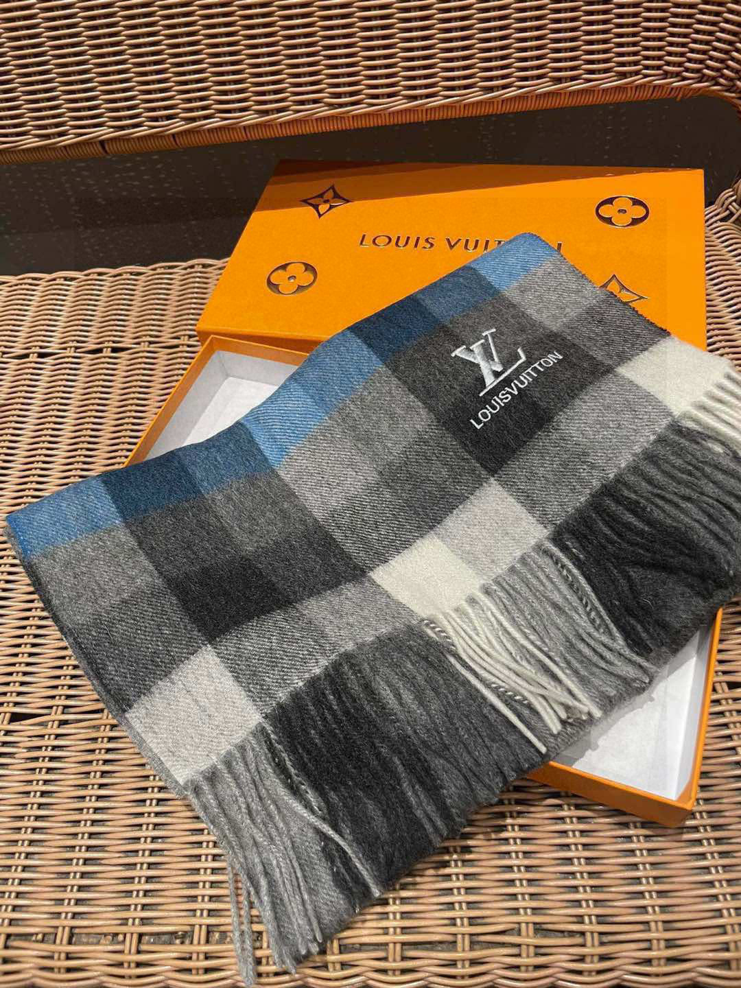 新款路易威登LV❗️羊绒方格子好看的要疯掉了👍太有型太有魅力了！！！非常斯文时尚的秋冬单品！真的很喜欢，