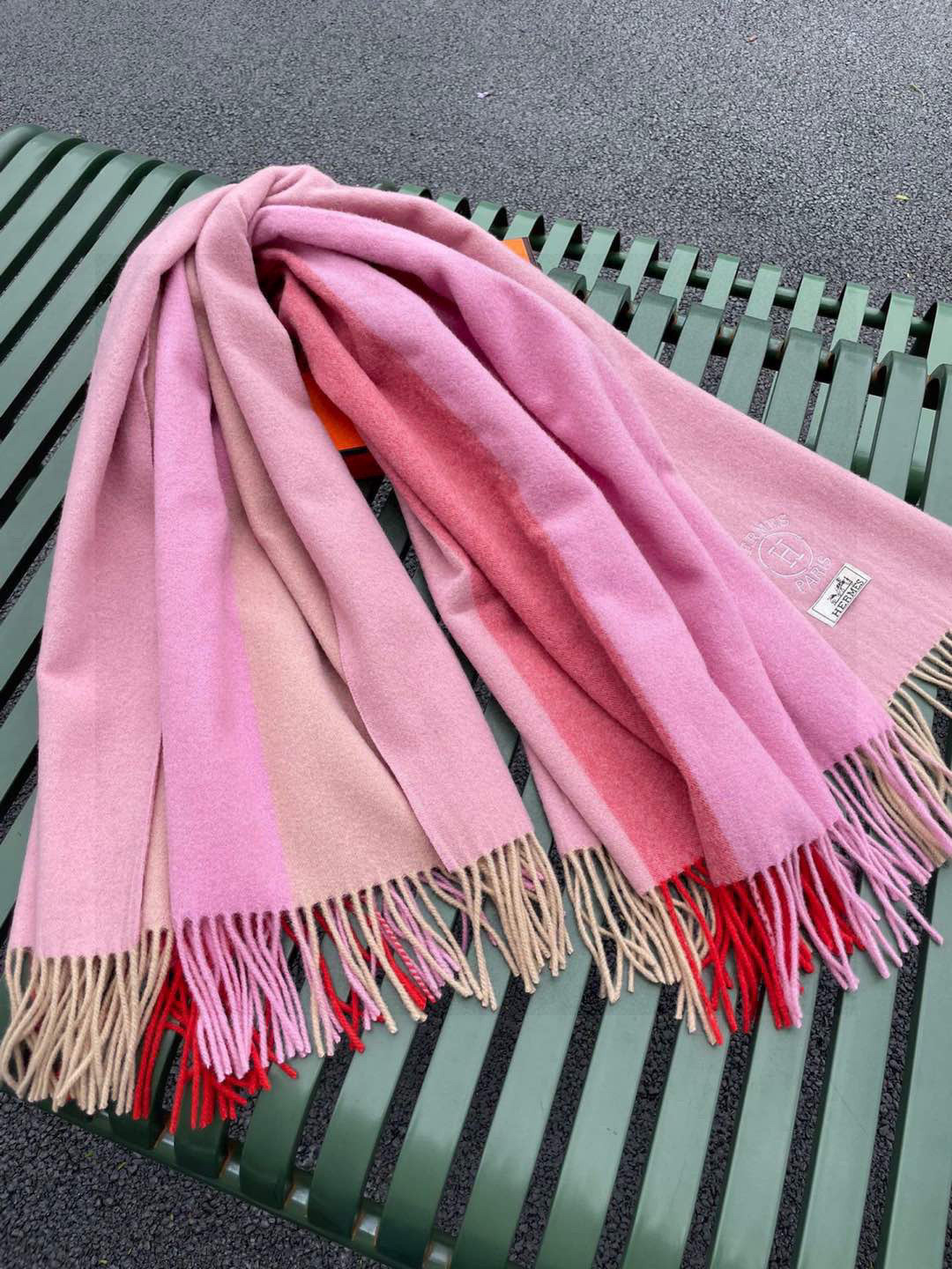 ✨爱马仕最新款，H刺绣系列羊毛毯，大爱三配色。真的太喜欢爱马仕的这款配色了，真的是给家居生活注入新的活力