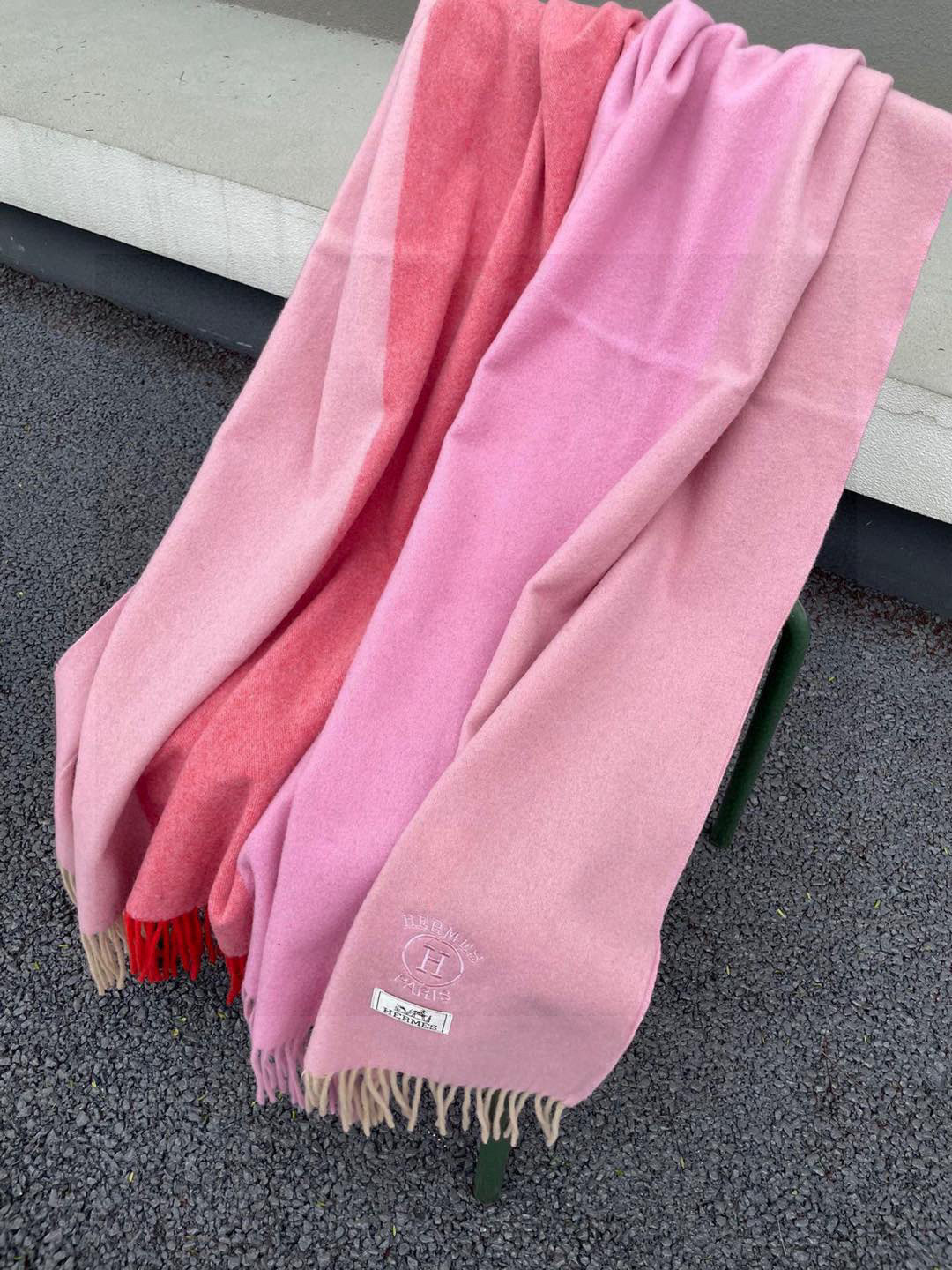 ✨爱马仕最新款，H刺绣系列羊毛毯，大爱三配色。真的太喜欢爱马仕的这款配色了，真的是给家居生活注入新的活力