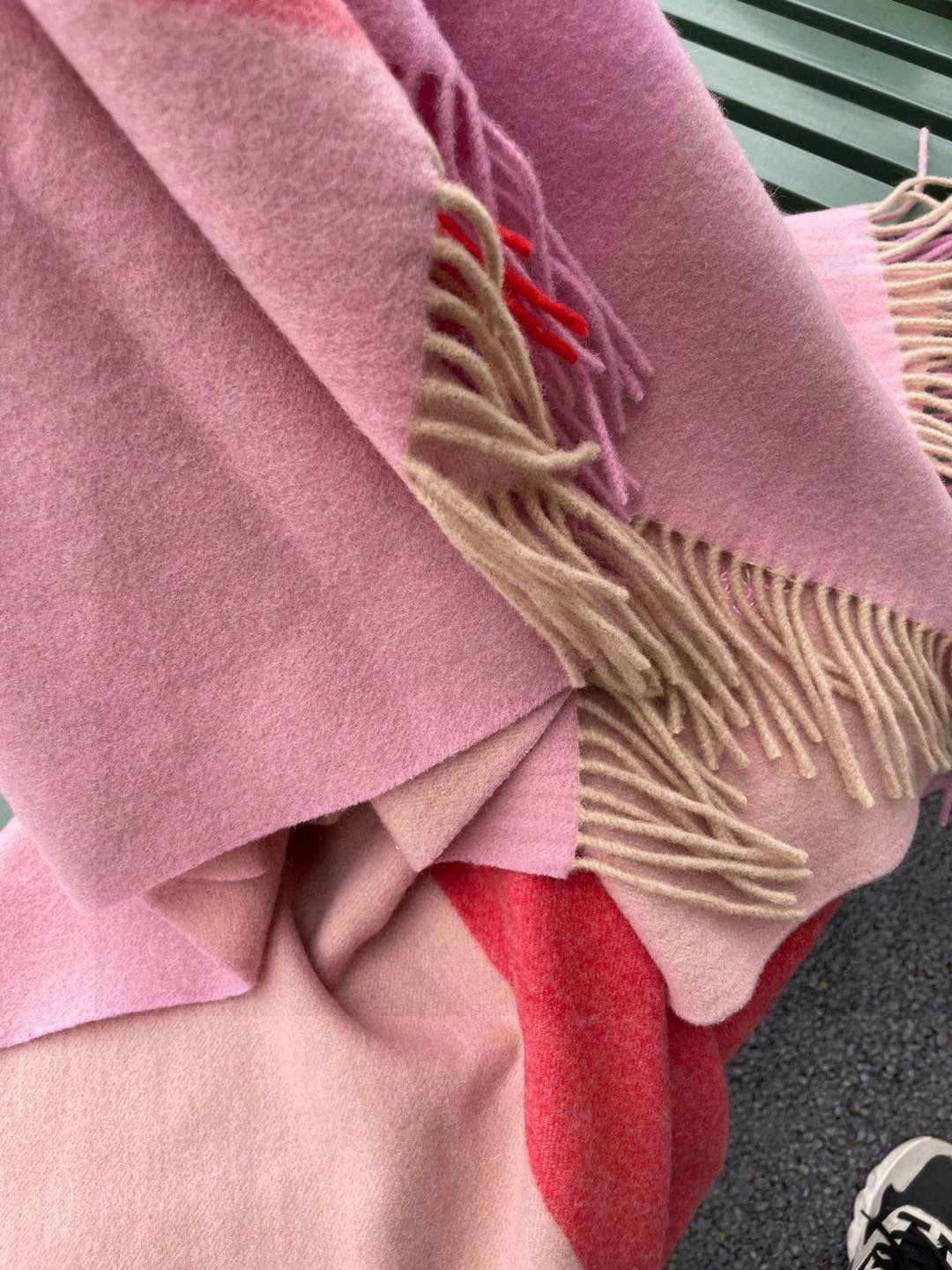 ✨爱马仕最新款，H刺绣系列羊毛毯，大爱三配色。真的太喜欢爱马仕的这款配色了，真的是给家居生活注入新的活力