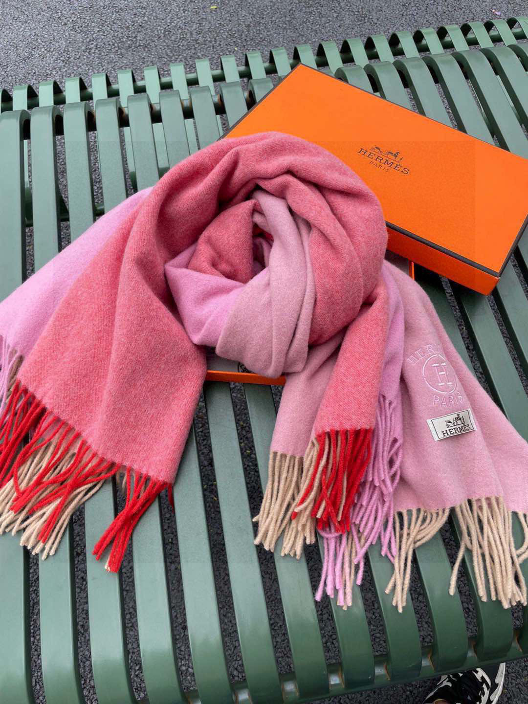 ✨爱马仕最新款，H刺绣系列羊毛毯，大爱三配色。真的太喜欢爱马仕的这款配色了，真的是给家居生活注入新的活力