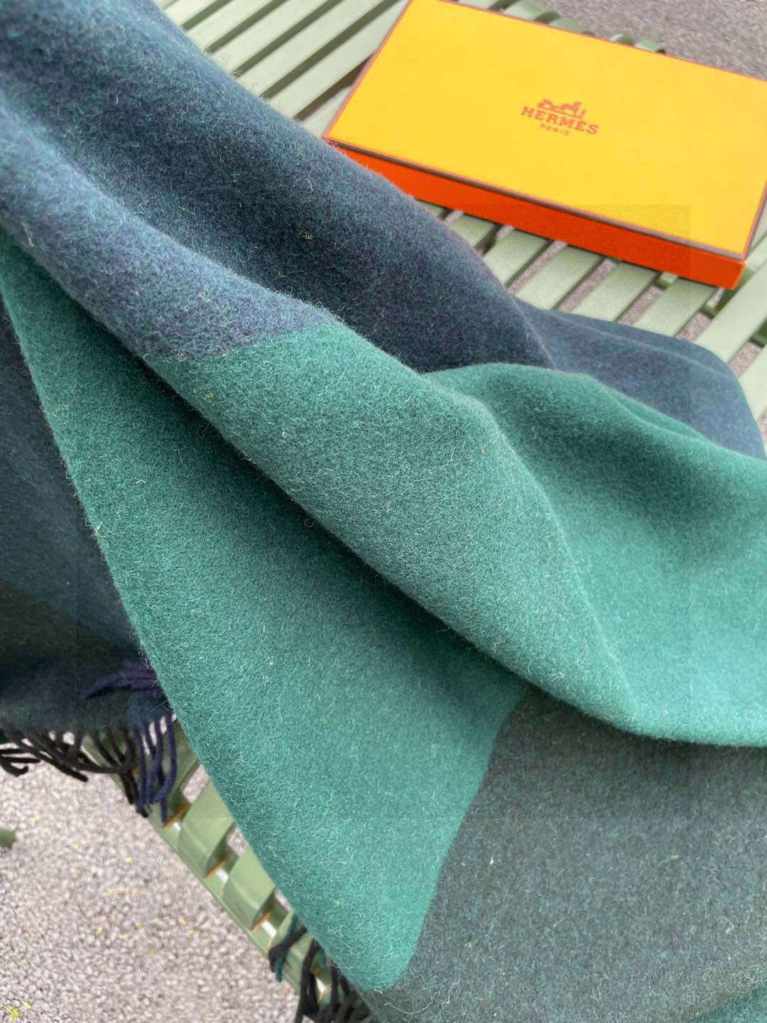 ✨爱马仕最新款，H刺绣系列羊毛毯，大爱三配色。真的太喜欢爱马仕的这款配色了，真的是给家居生活注入新的活力