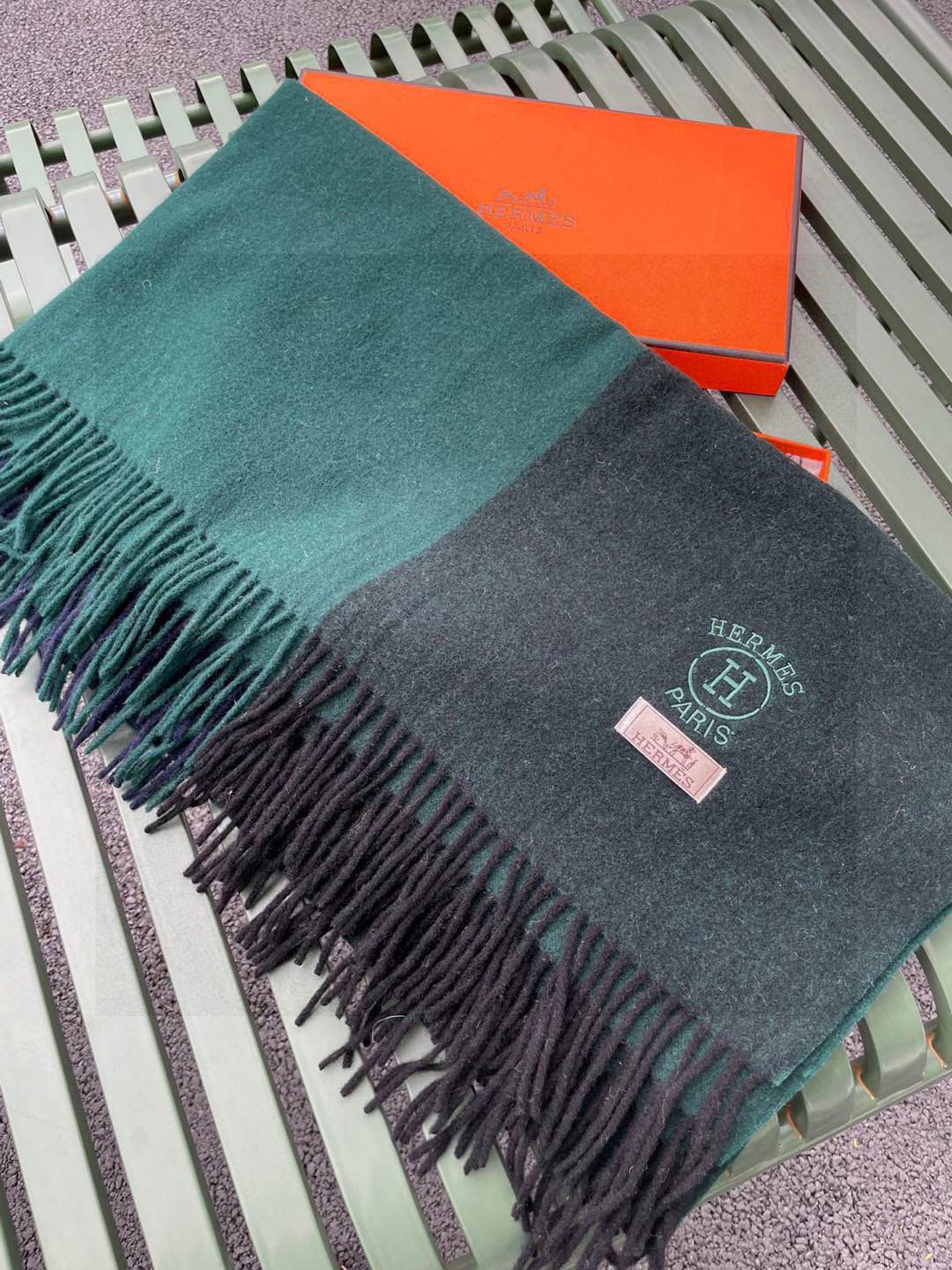 ✨爱马仕最新款，H刺绣系列羊毛毯，大爱三配色。真的太喜欢爱马仕的这款配色了，真的是给家居生活注入新的活力