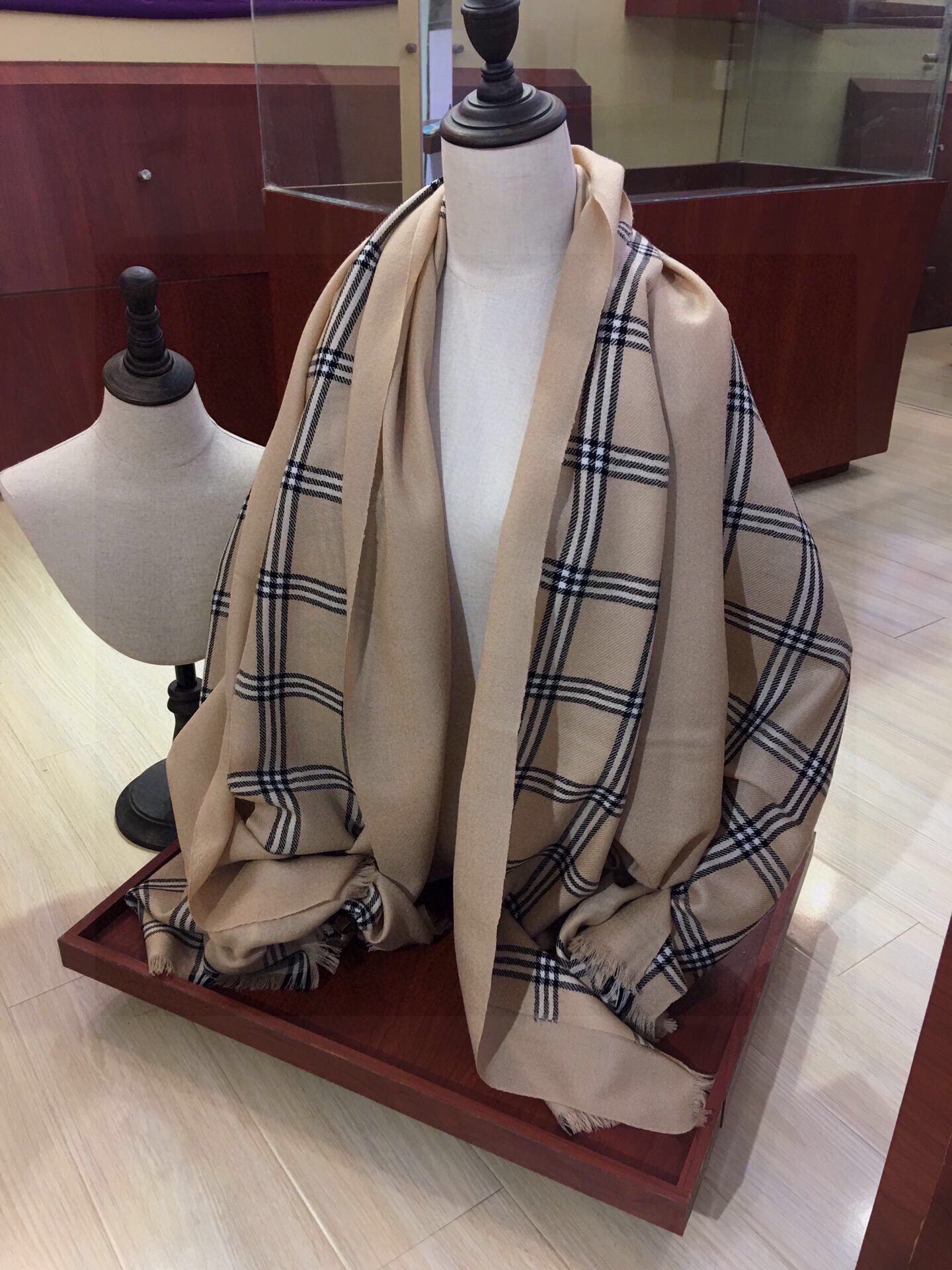 重磅‼️最代表时髦格调的Bur格‼️罕见的重磅双层一体式织造高密度工艺丝绒围巾。手感非常好👍一条围巾双层
