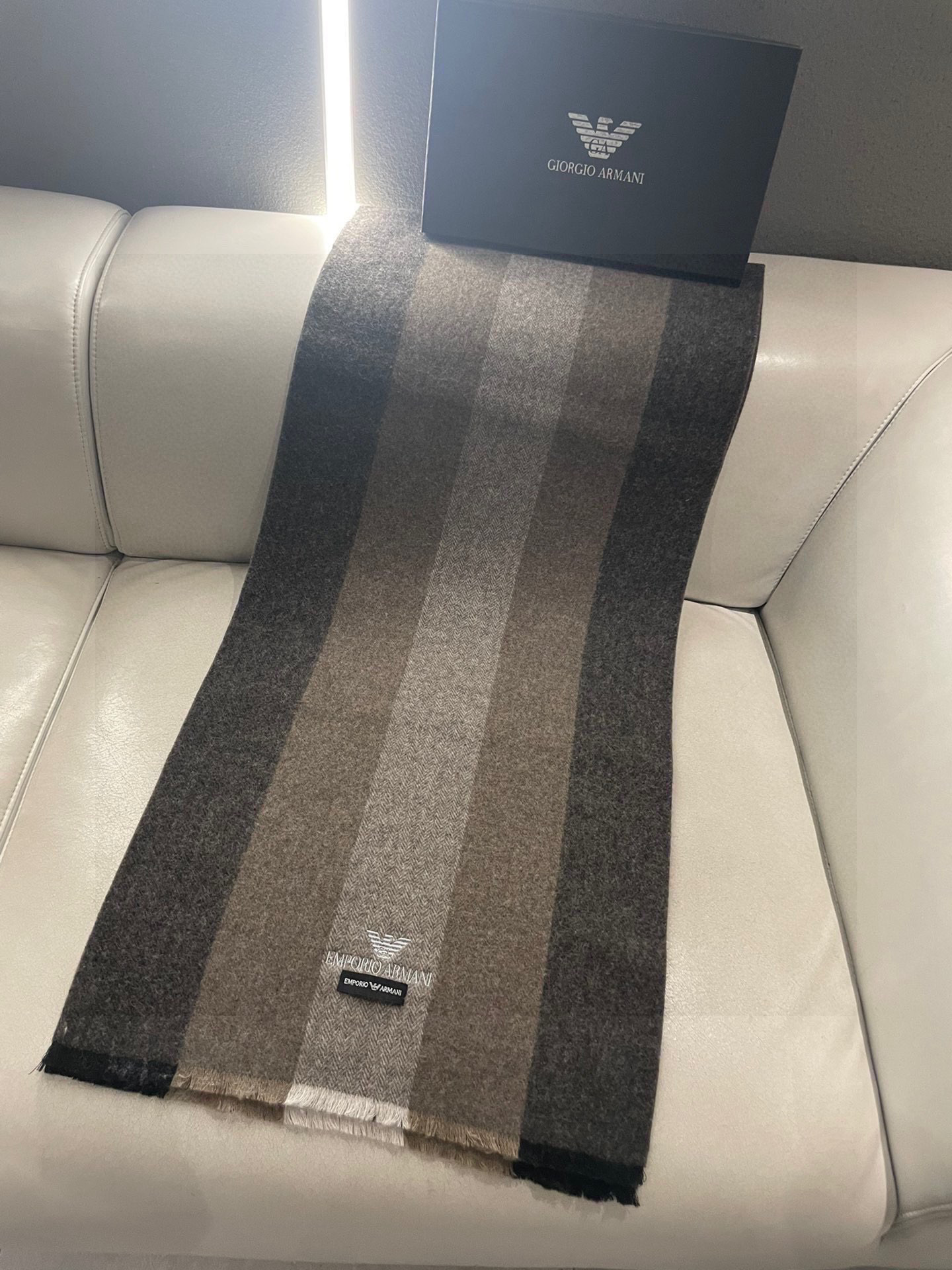 男款阿玛尼(Arman)小披肩且买且珍惜~~男款真的很少,一年也就出几款,都是出口订单所以比较难遇。男人