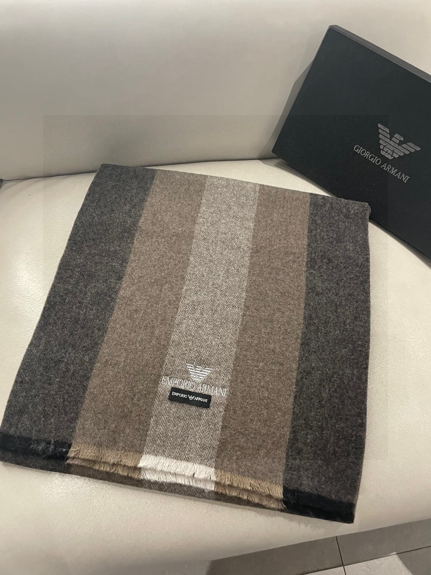 男款阿玛尼(Arman)小披肩且买且珍惜~~男款真的很少,一年也就出几款,都是出口订单所以比较难遇。男人