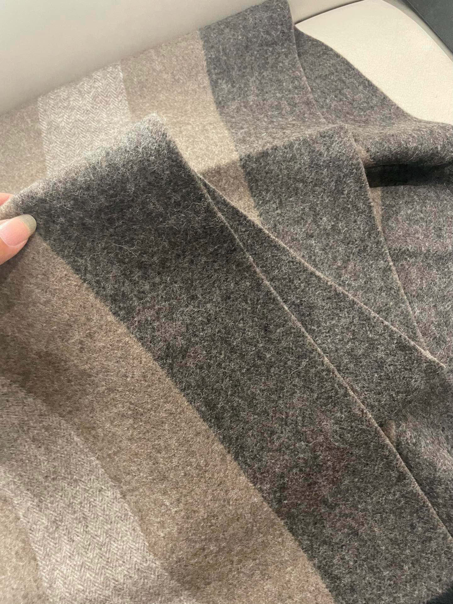 男款阿玛尼(Arman)小披肩且买且珍惜~~男款真的很少,一年也就出几款,都是出口订单所以比较难遇。男人