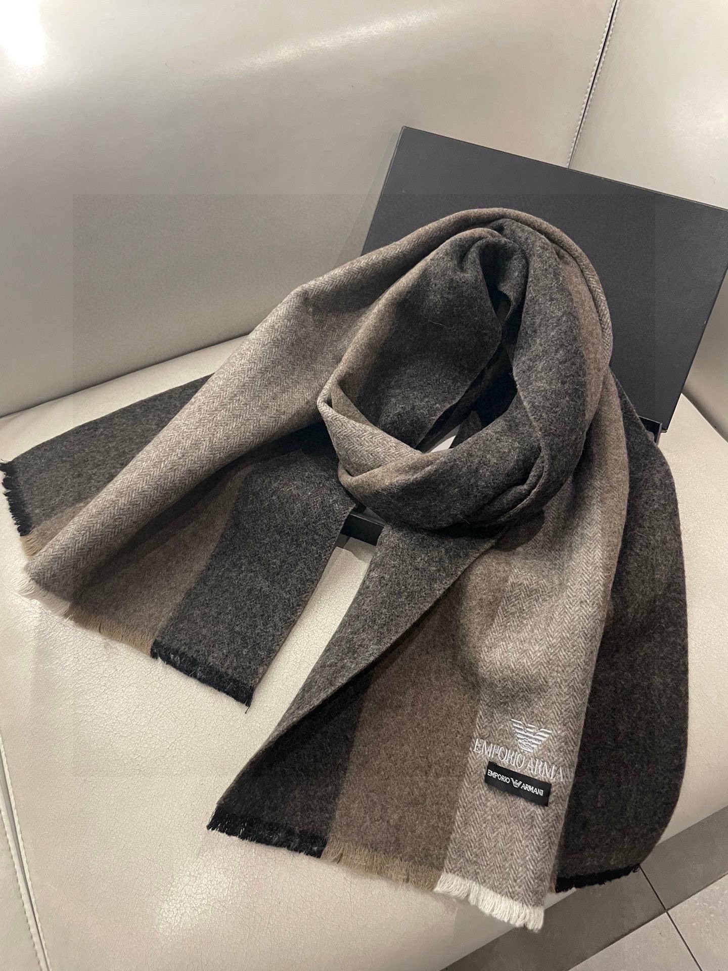 男款阿玛尼(Arman)小披肩且买且珍惜~~男款真的很少,一年也就出几款,都是出口订单所以比较难遇。男人