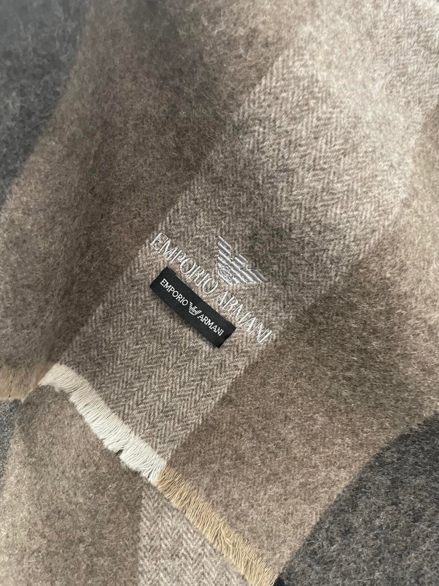 男款阿玛尼(Arman)小披肩且买且珍惜~~男款真的很少,一年也就出几款,都是出口订单所以比较难遇。男人