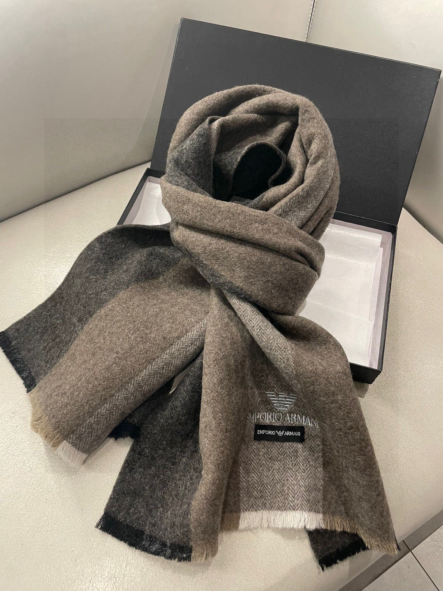 男款阿玛尼(Arman)小披肩且买且珍惜~~男款真的很少,一年也就出几款,都是出口订单所以比较难遇。男人