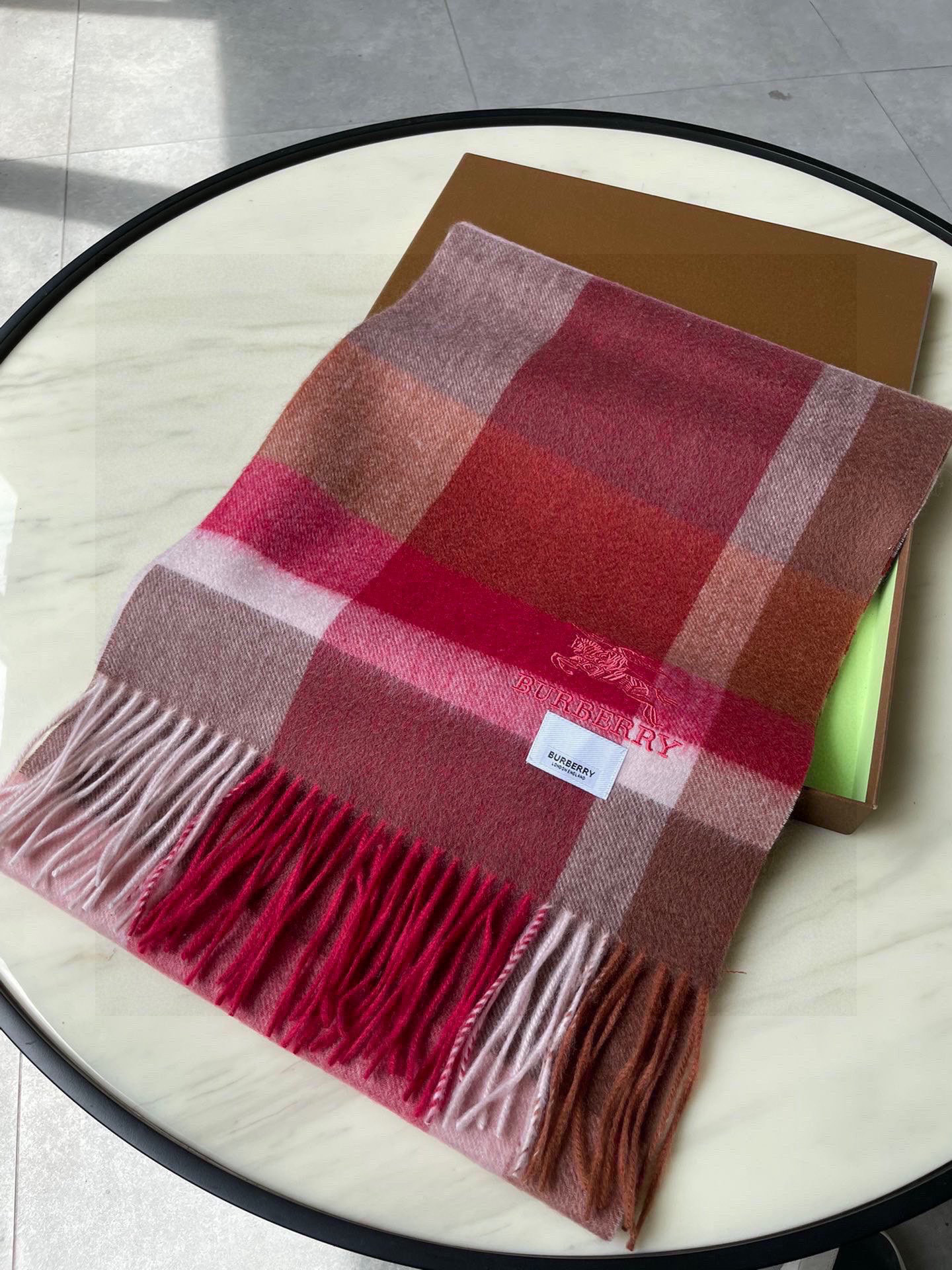 🐂牛货，巴宝莉男士女士（格纹战马刺绣）围巾，款式魅力，是经典大方‼面料采用的是客供的羔绒，细腻柔软度都非