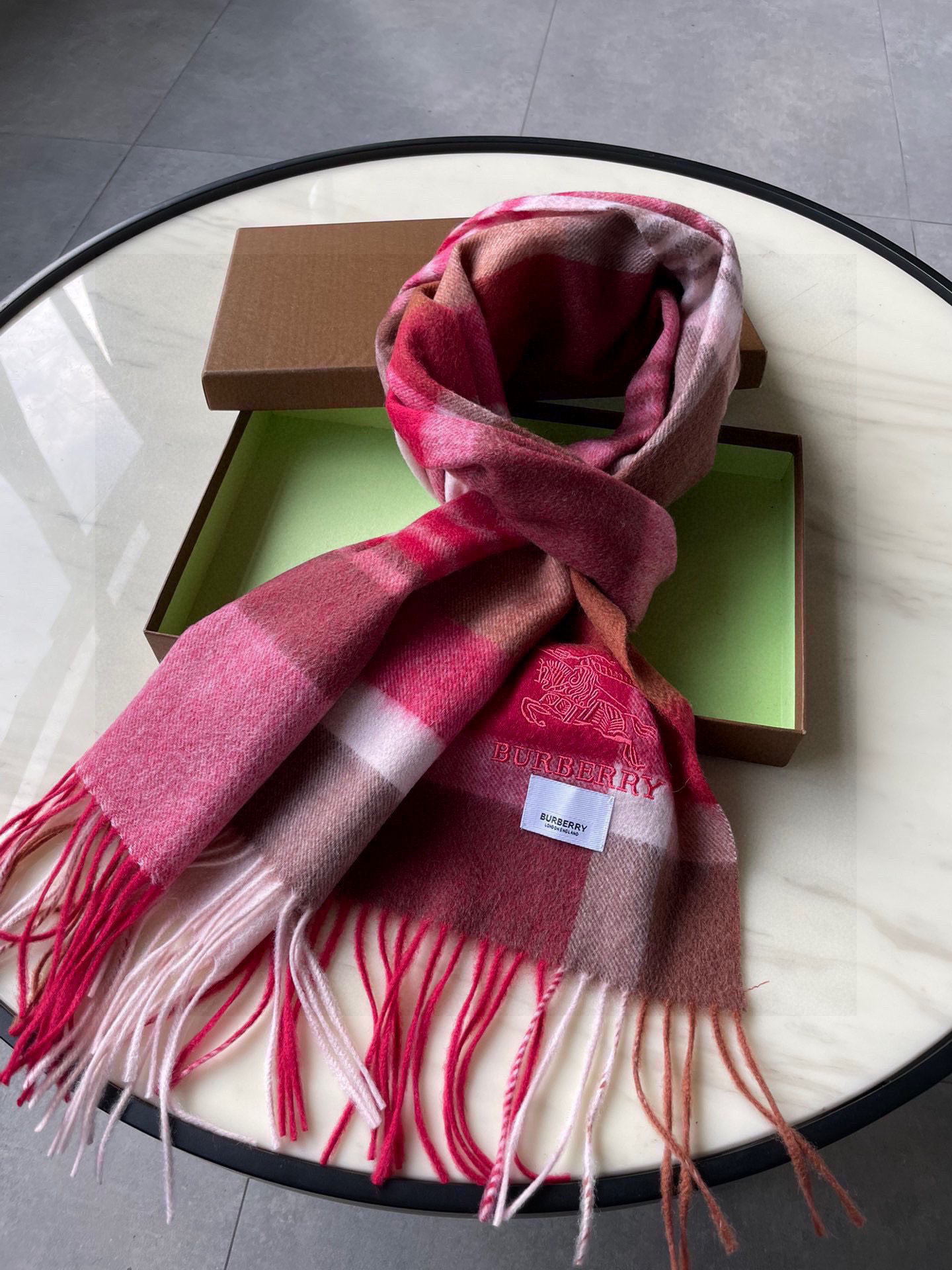 🐂牛货，巴宝莉男士女士（格纹战马刺绣）围巾，款式魅力，是经典大方‼面料采用的是客供的羔绒，细腻柔软度都非