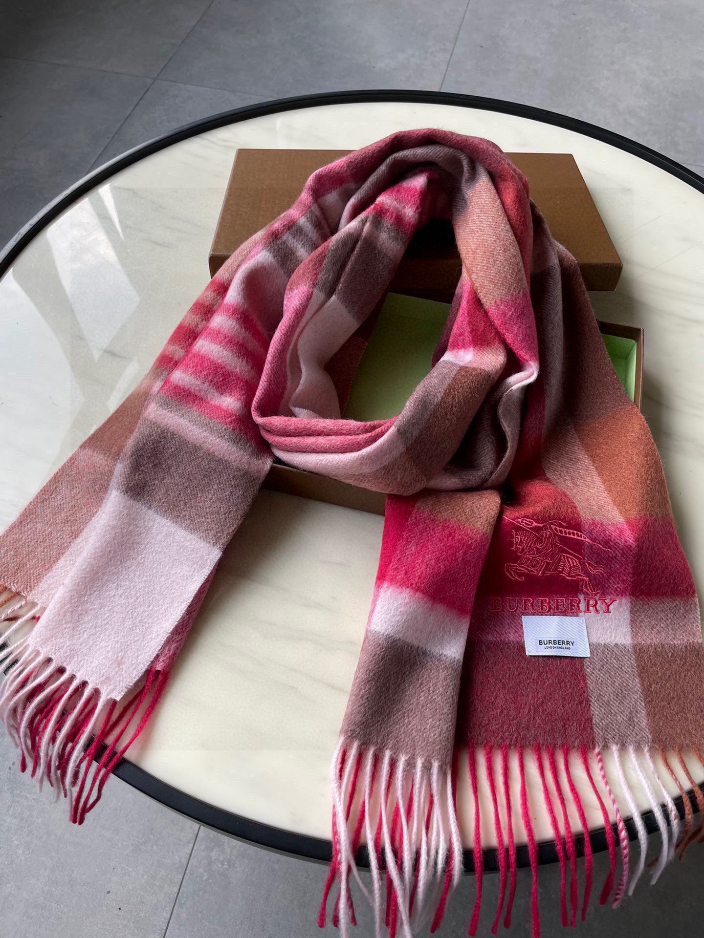 🐂牛货，巴宝莉男士女士（格纹战马刺绣）围巾，款式魅力，是经典大方‼面料采用的是客供的羔绒，细腻柔软度都非