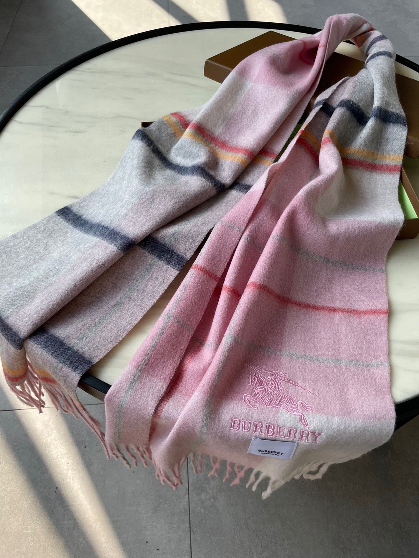 🐂牛货，巴宝莉男士女士（格纹战马刺绣）围巾，款式魅力，是经典大方‼面料采用的是客供的羔绒，细腻柔软度都非