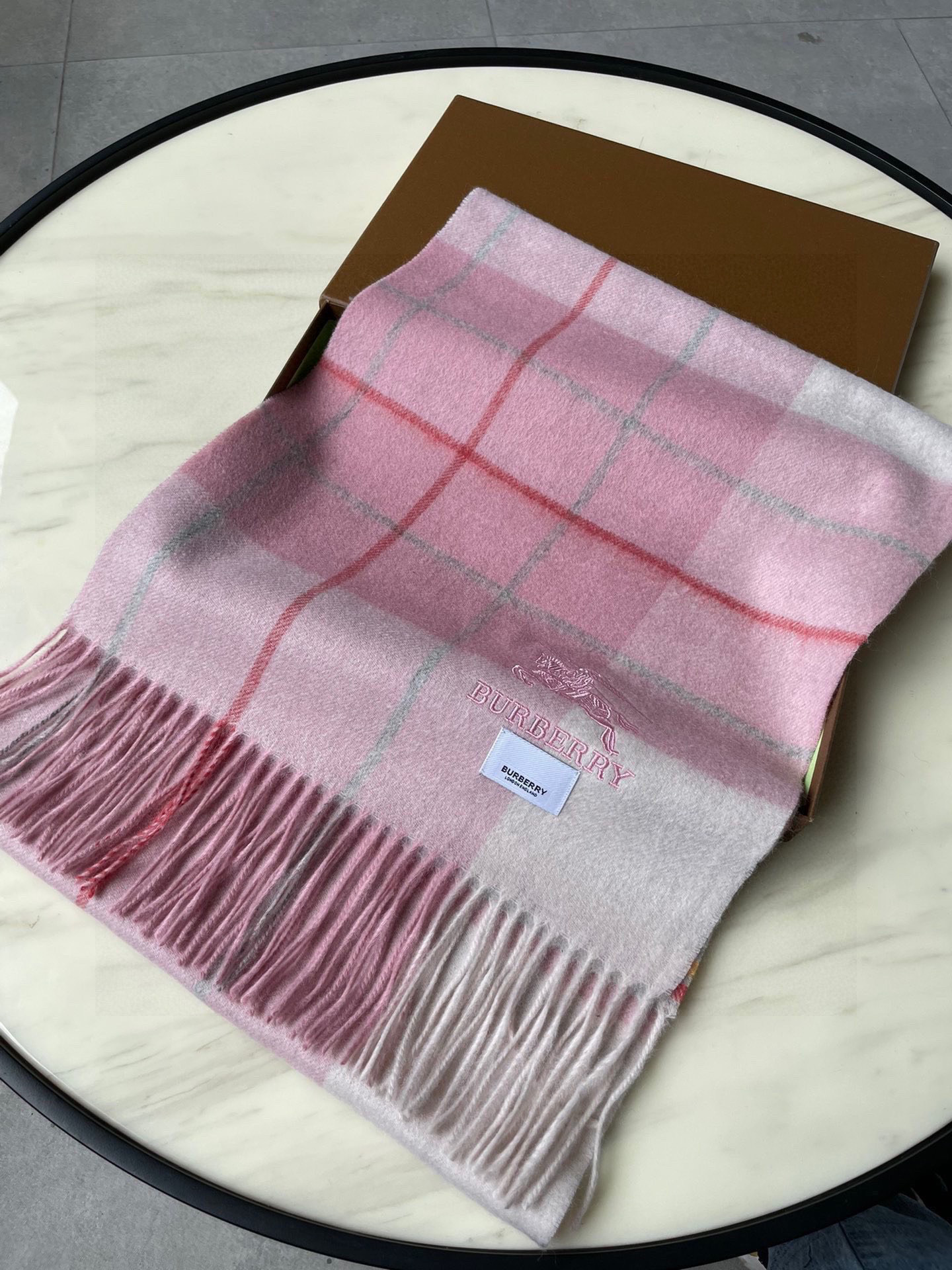 🐂牛货，巴宝莉男士女士（格纹战马刺绣）围巾，款式魅力，是经典大方‼面料采用的是客供的羔绒，细腻柔软度都非