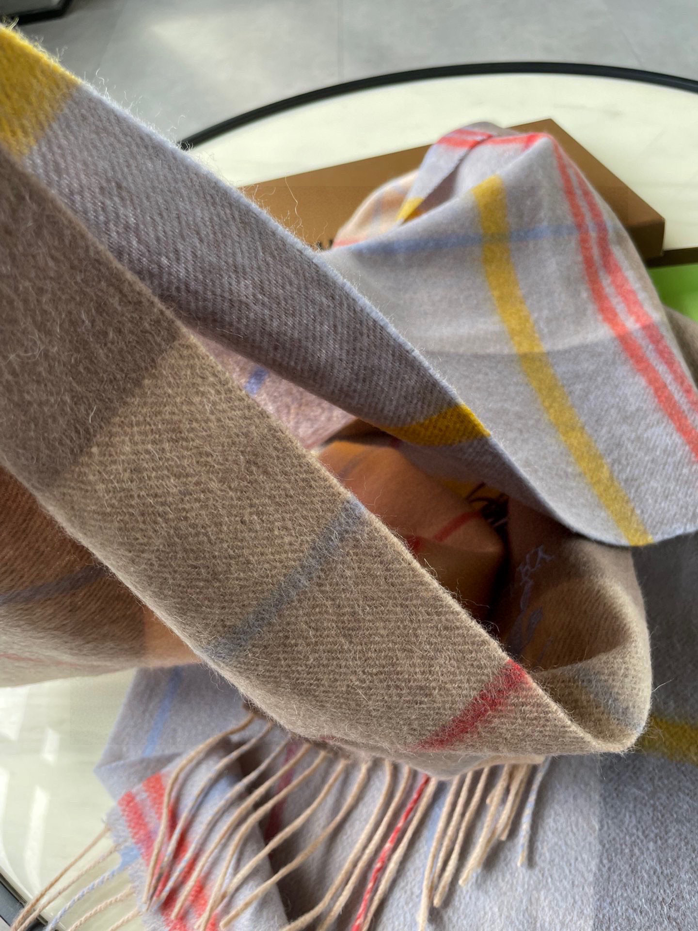 🐂牛货，巴宝莉男士女士（格纹战马刺绣）围巾，款式魅力，是经典大方‼面料采用的是客供的羔绒，细腻柔软度都非