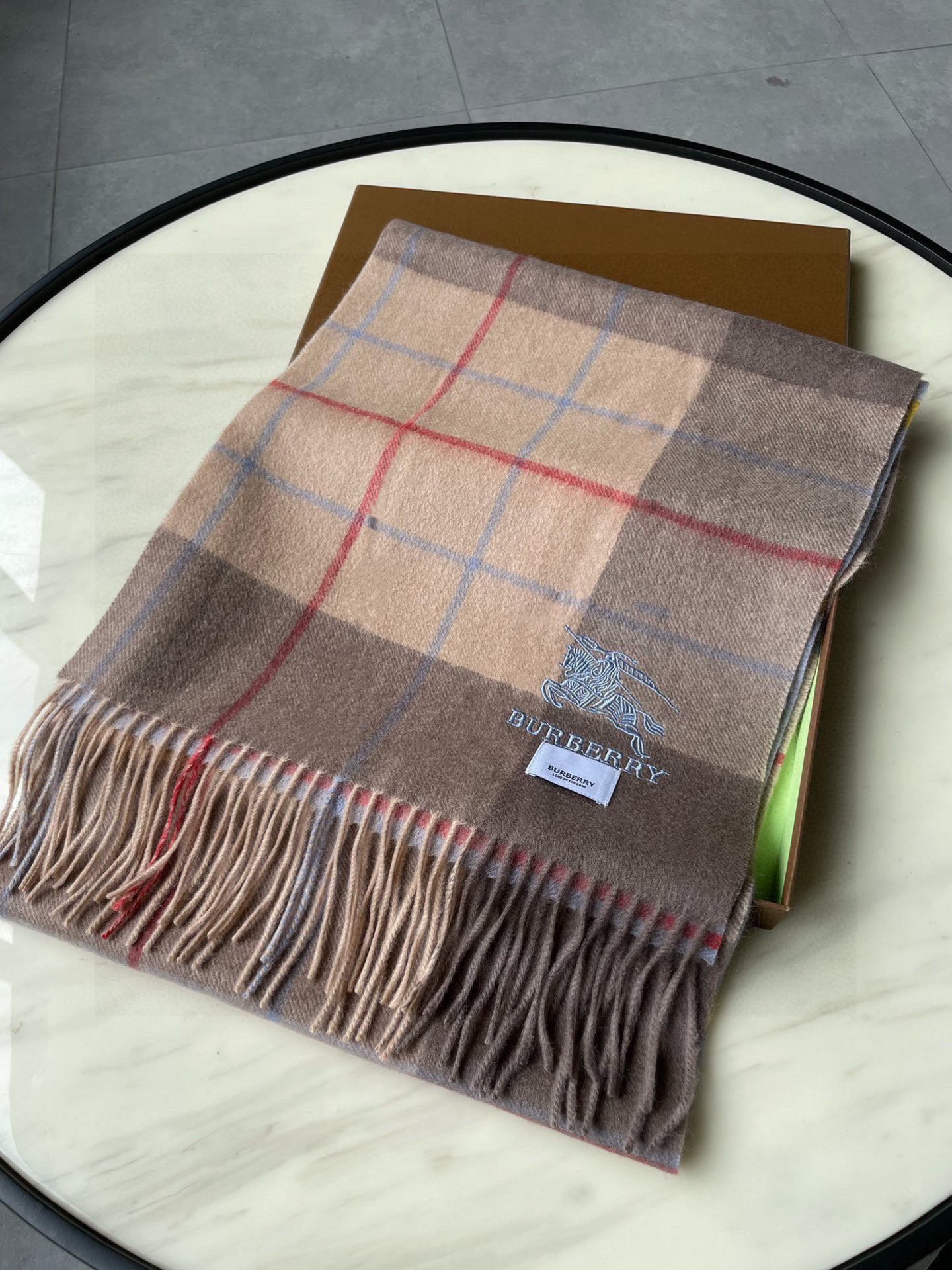 🐂牛货，巴宝莉男士女士（格纹战马刺绣）围巾，款式魅力，是经典大方‼面料采用的是客供的羔绒，细腻柔软度都非