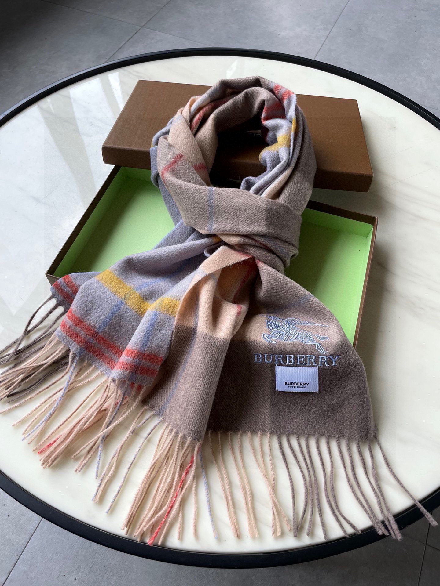 🐂牛货，巴宝莉男士女士（格纹战马刺绣）围巾，款式魅力，是经典大方‼面料采用的是客供的羔绒，细腻柔软度都非