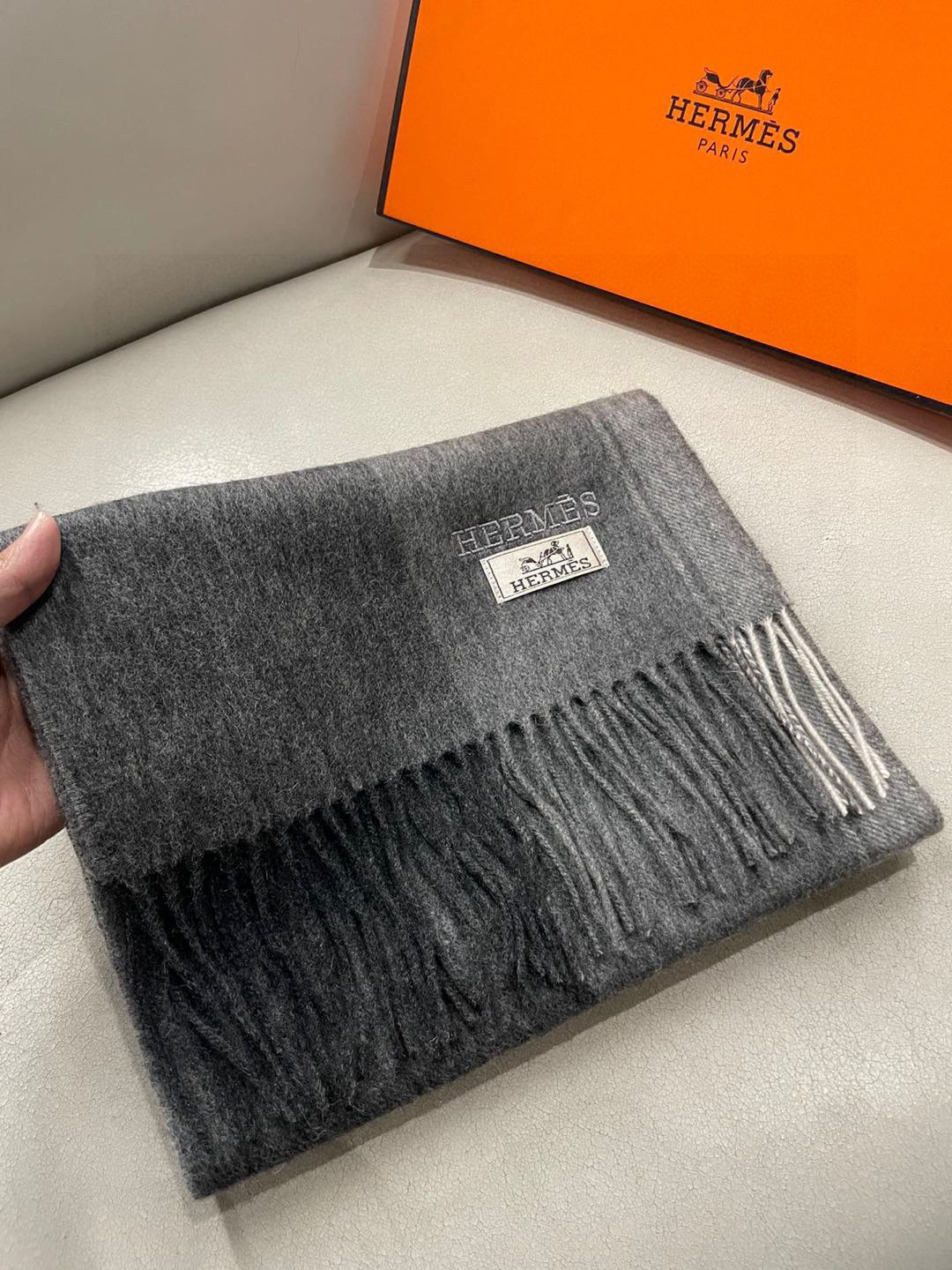 HERMFS【爱马仕】巴黎时装展采用蒙古高原细羊绒！手感满满地都是细腻的绒毛！这个价格绝对百分之百的实惠