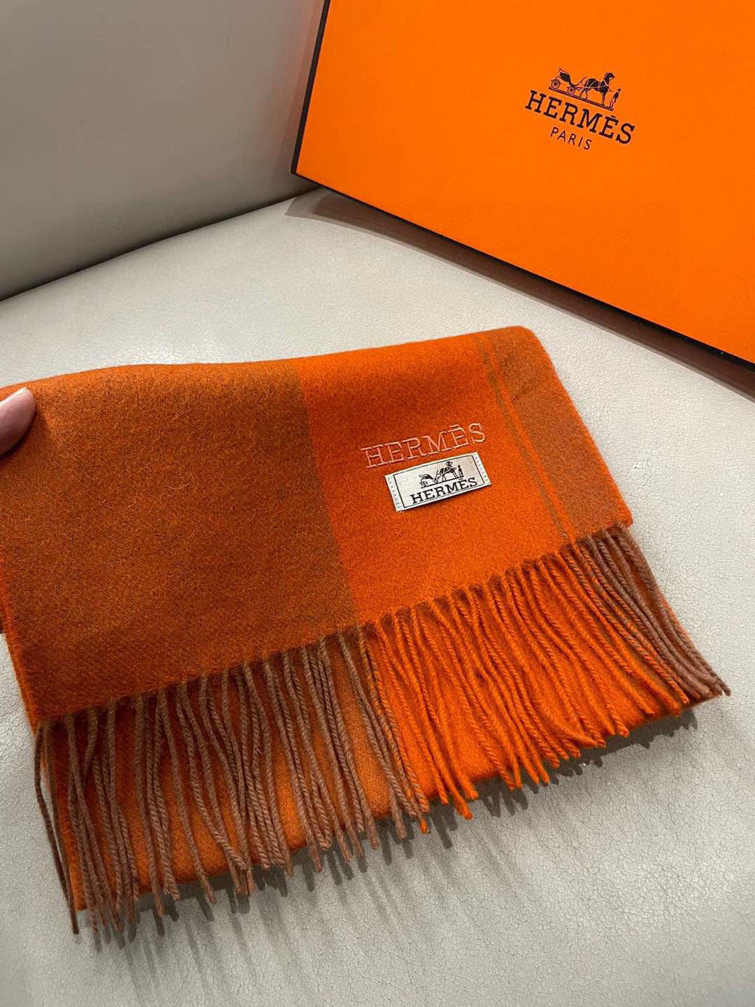 HERMFS【爱马仕】巴黎时装展采用蒙古高原细羊绒！手感满满地都是细腻的绒毛！这个价格绝对百分之百的实惠