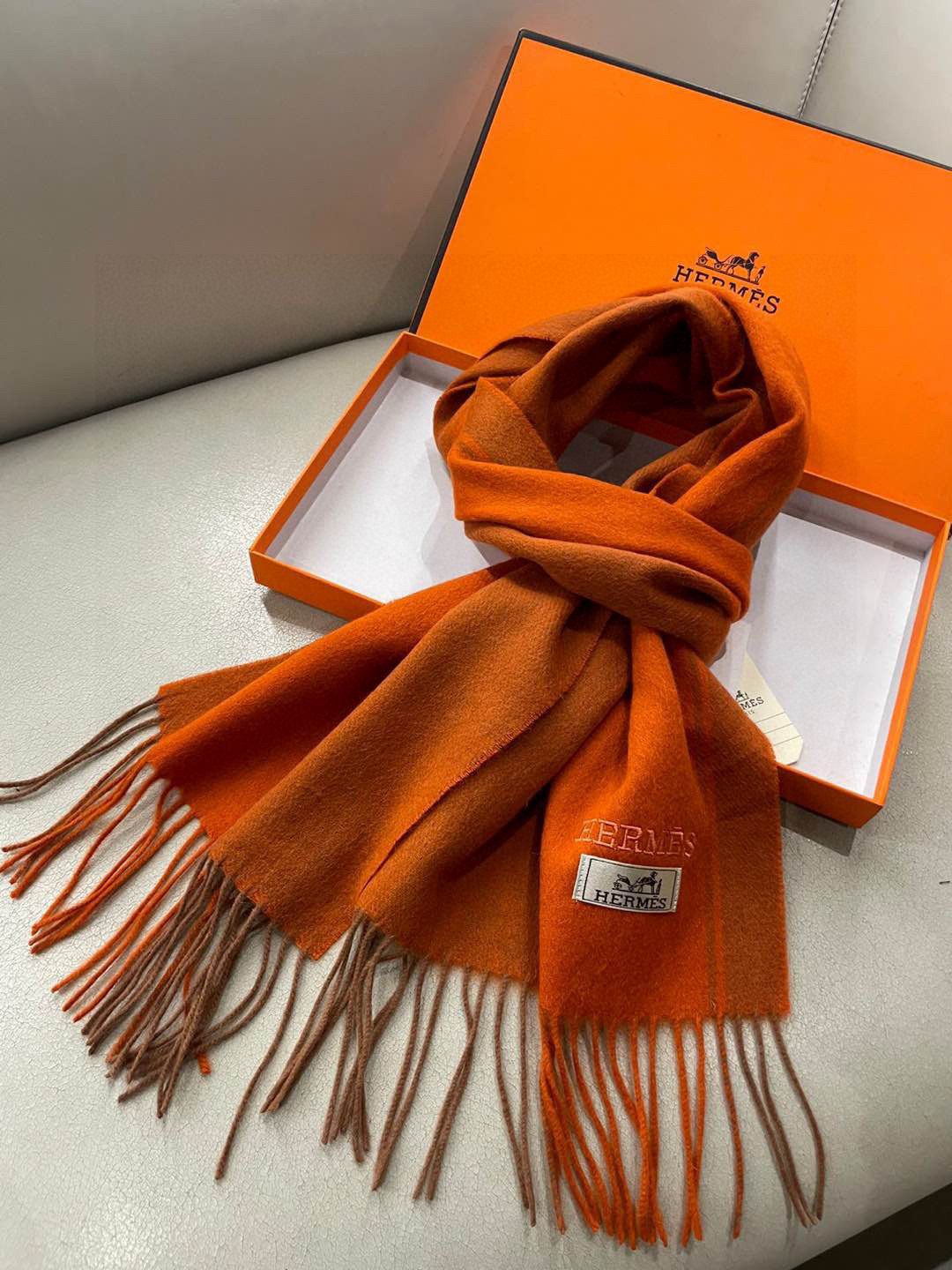 HERMFS【爱马仕】巴黎时装展采用蒙古高原细羊绒！手感满满地都是细腻的绒毛！这个价格绝对百分之百的实惠