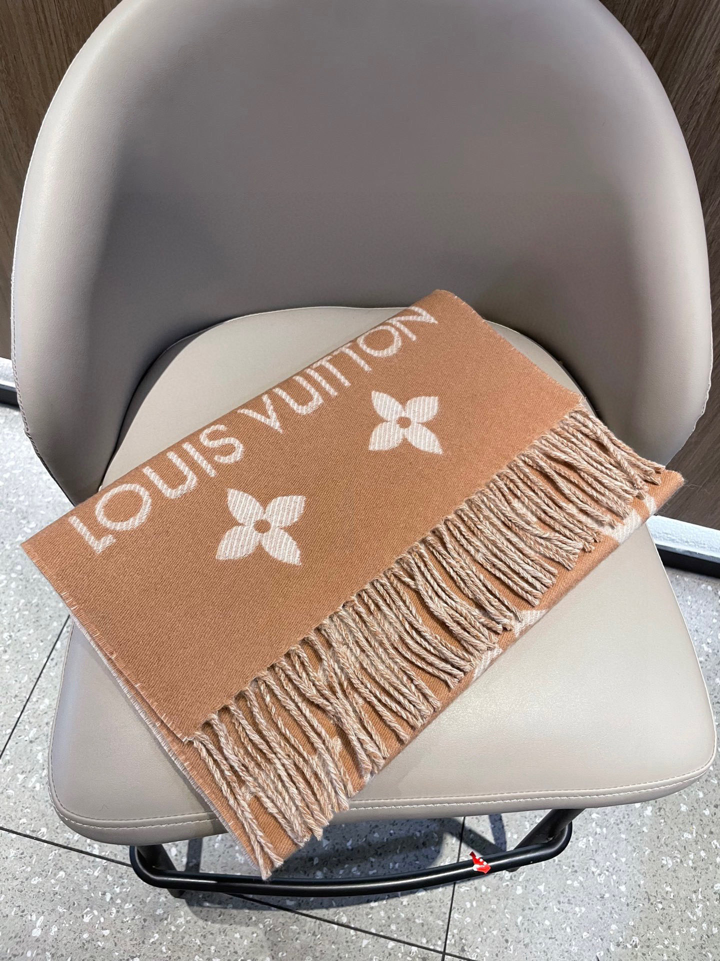 终于出货啦，今年热度最高的嫩粉拼白围巾本款LVEssential围巾聚焦大元素，以Monogram图案和