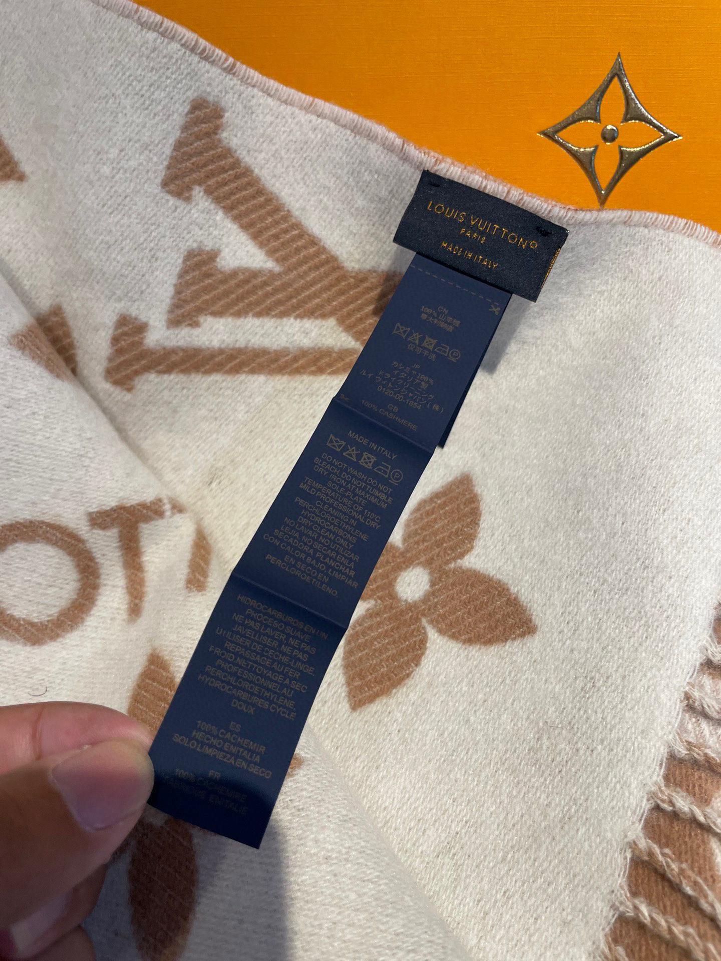 终于出货啦，今年热度最高的嫩粉拼白围巾本款LVEssential围巾聚焦大元素，以Monogram图案和