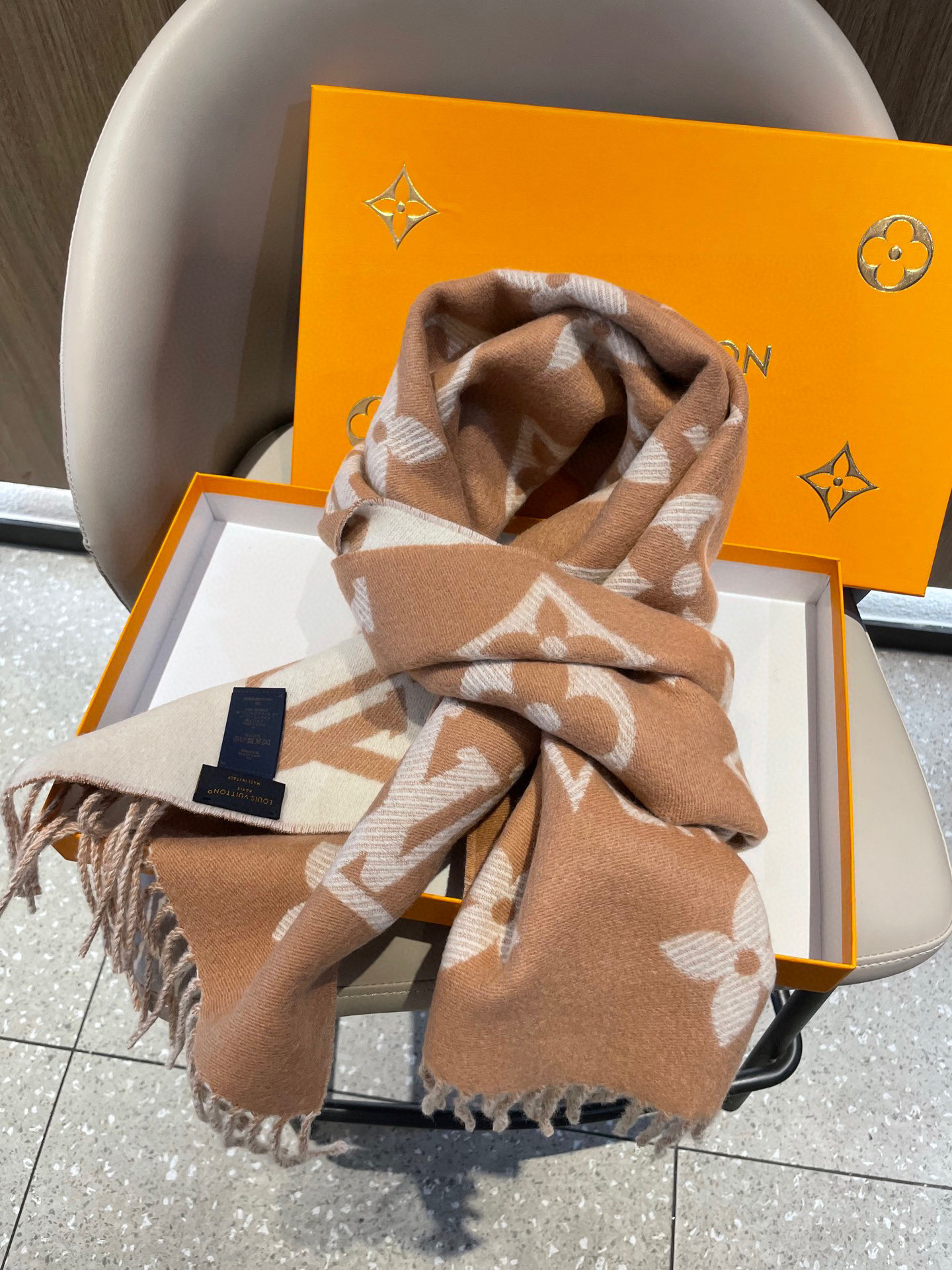 终于出货啦，今年热度最高的嫩粉拼白围巾本款LVEssential围巾聚焦大元素，以Monogram图案和