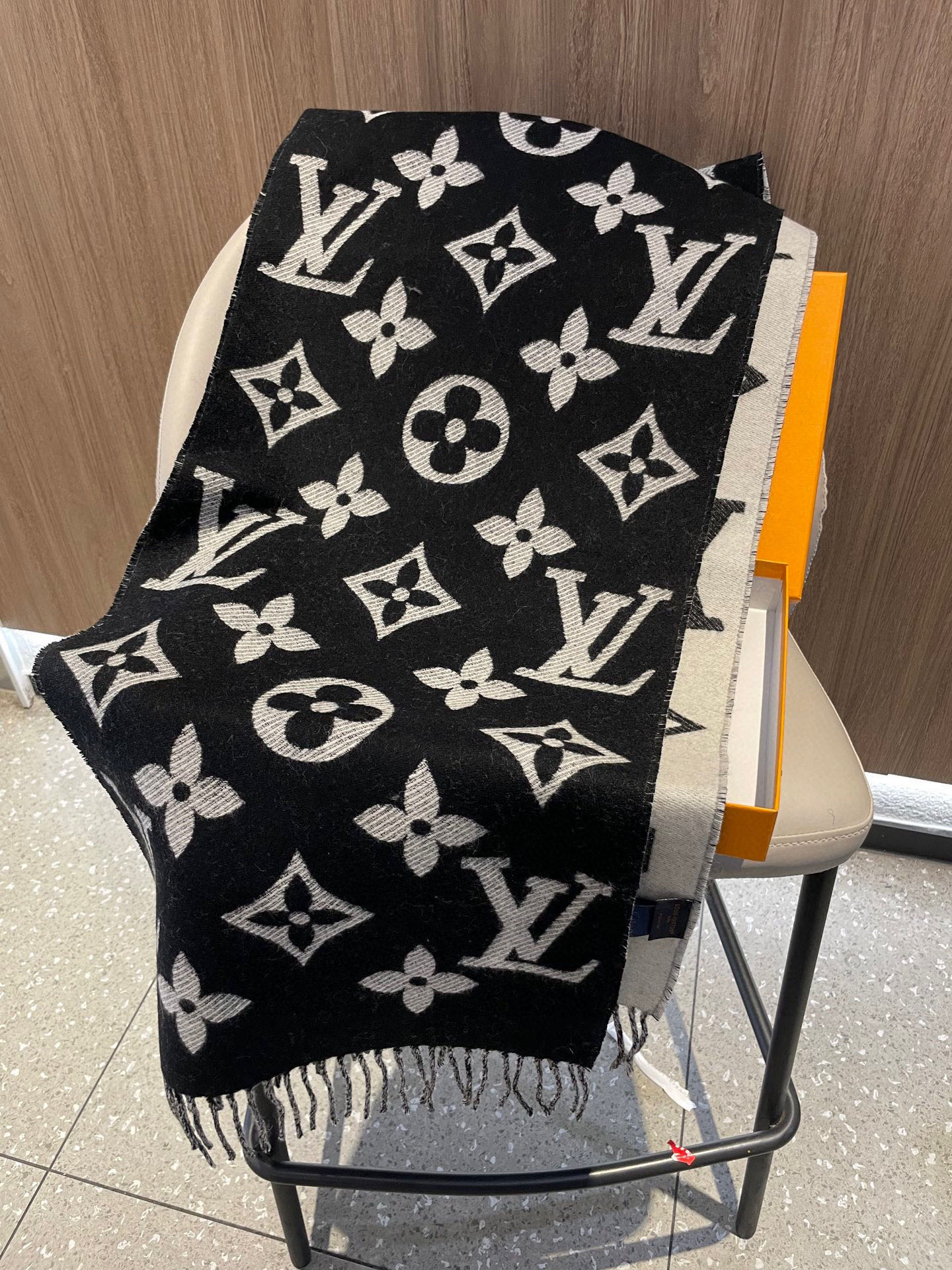 终于出货啦，今年热度最高的嫩粉拼白围巾本款LVEssential围巾聚焦大元素，以Monogram图案和