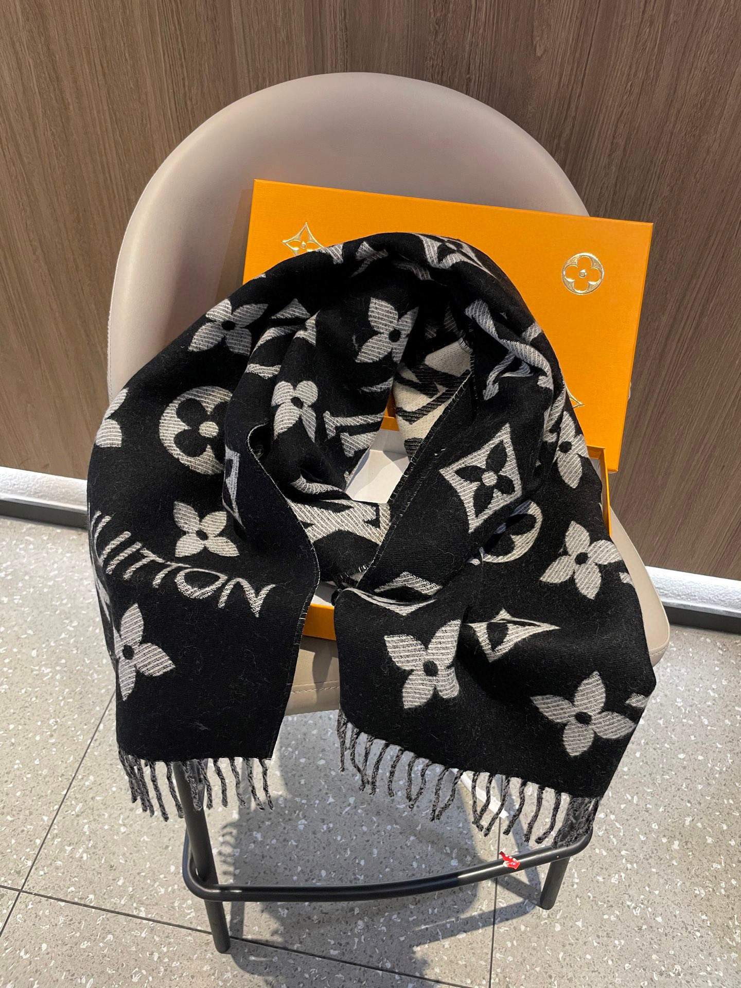 终于出货啦，今年热度最高的嫩粉拼白围巾本款LVEssential围巾聚焦大元素，以Monogram图案和