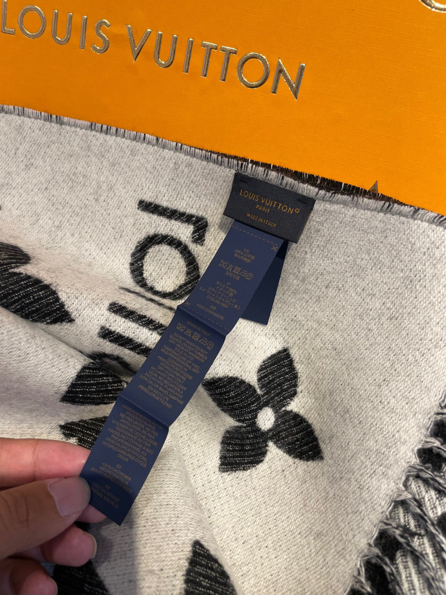 终于出货啦，今年热度最高的嫩粉拼白围巾本款LVEssential围巾聚焦大元素，以Monogram图案和