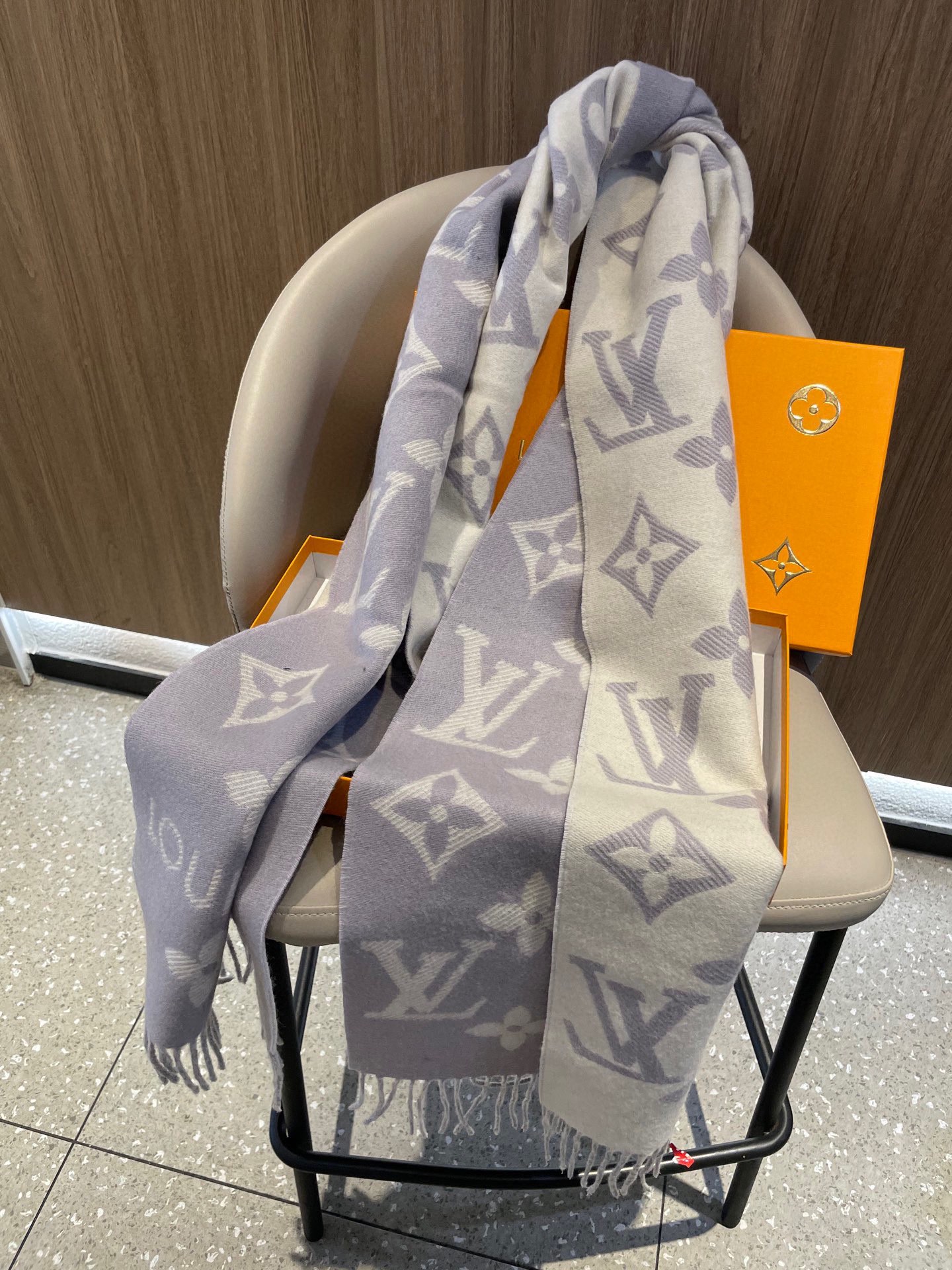 终于出货啦，今年热度最高的嫩粉拼白围巾本款LVEssential围巾聚焦大元素，以Monogram图案和